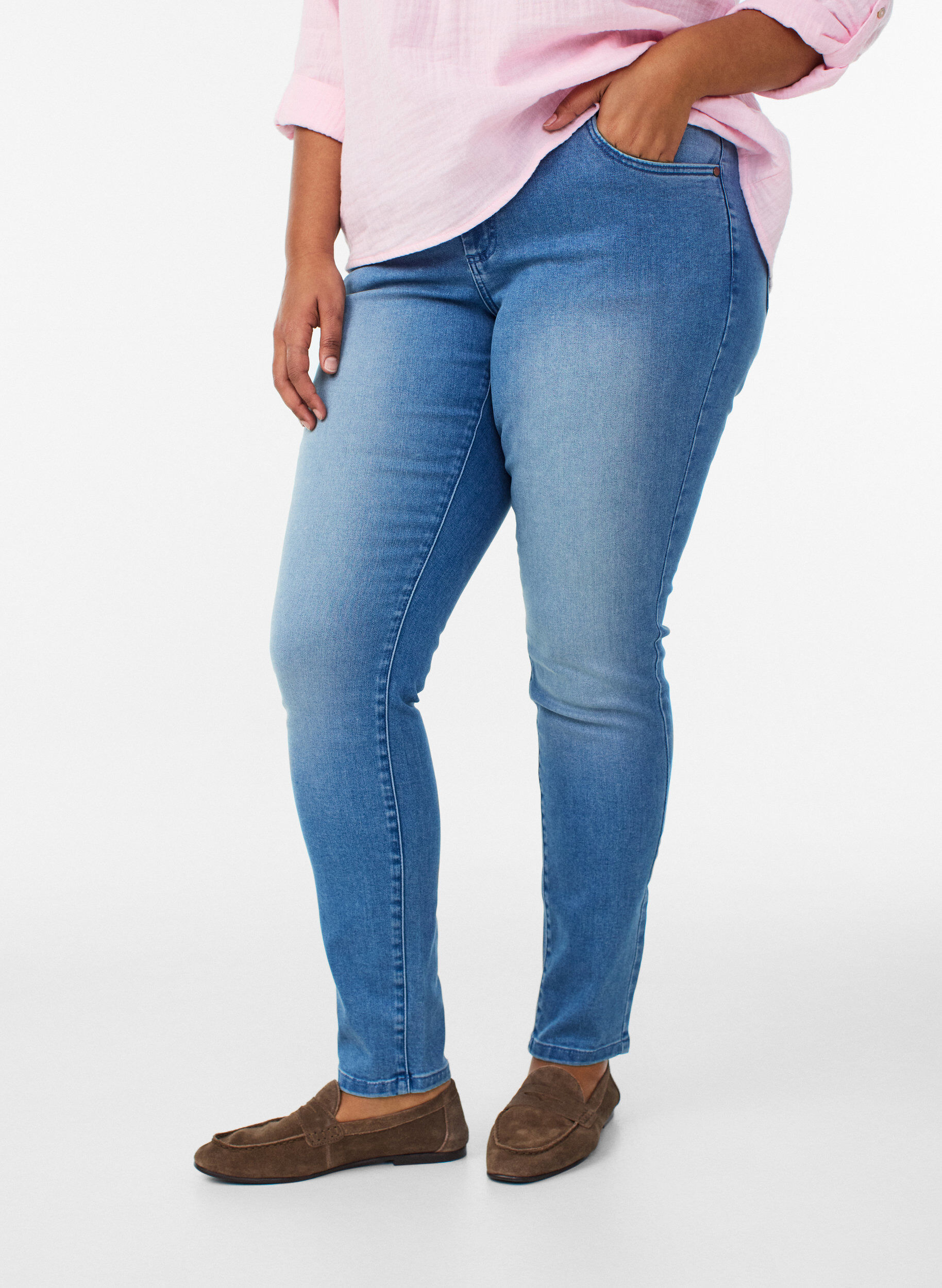 ZizziJeans Emily Slim fit &agrave; taille r&eacute;guli&egrave;re, Bleu Clair, Model image number 2