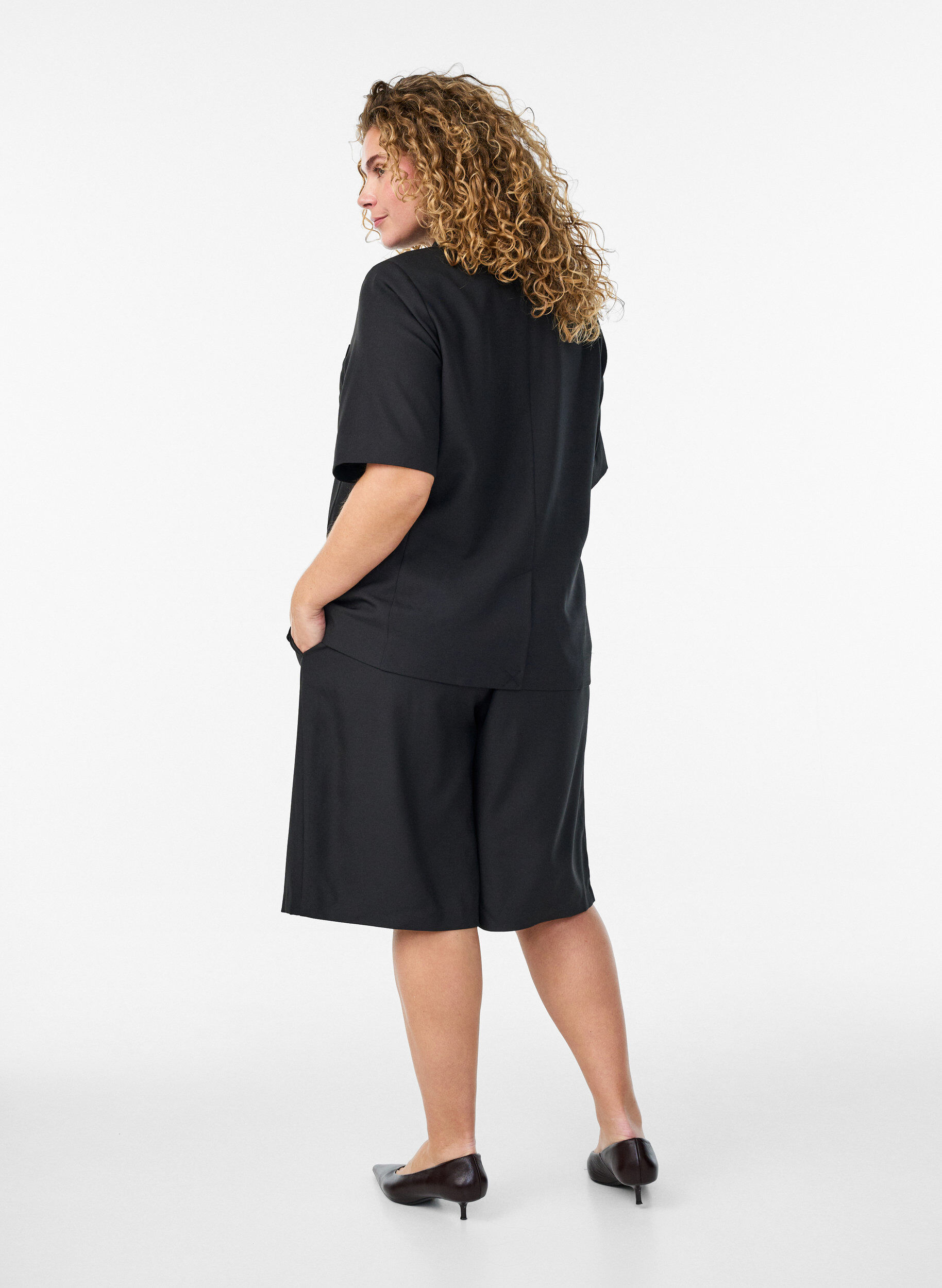 Zizzi Short bermuda ample &agrave; taille haute, Noir, Model image number 2