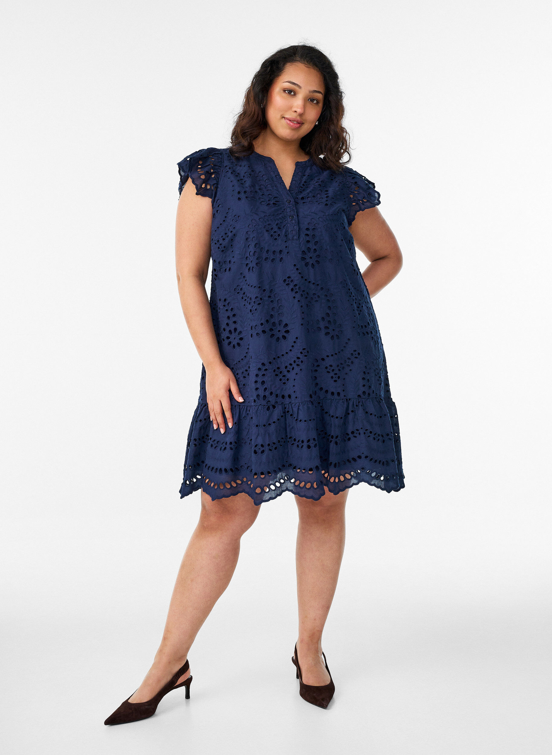 Zizzi Robe en broderie anglaise avec manches &agrave; volants, Bleu, Model image number 1