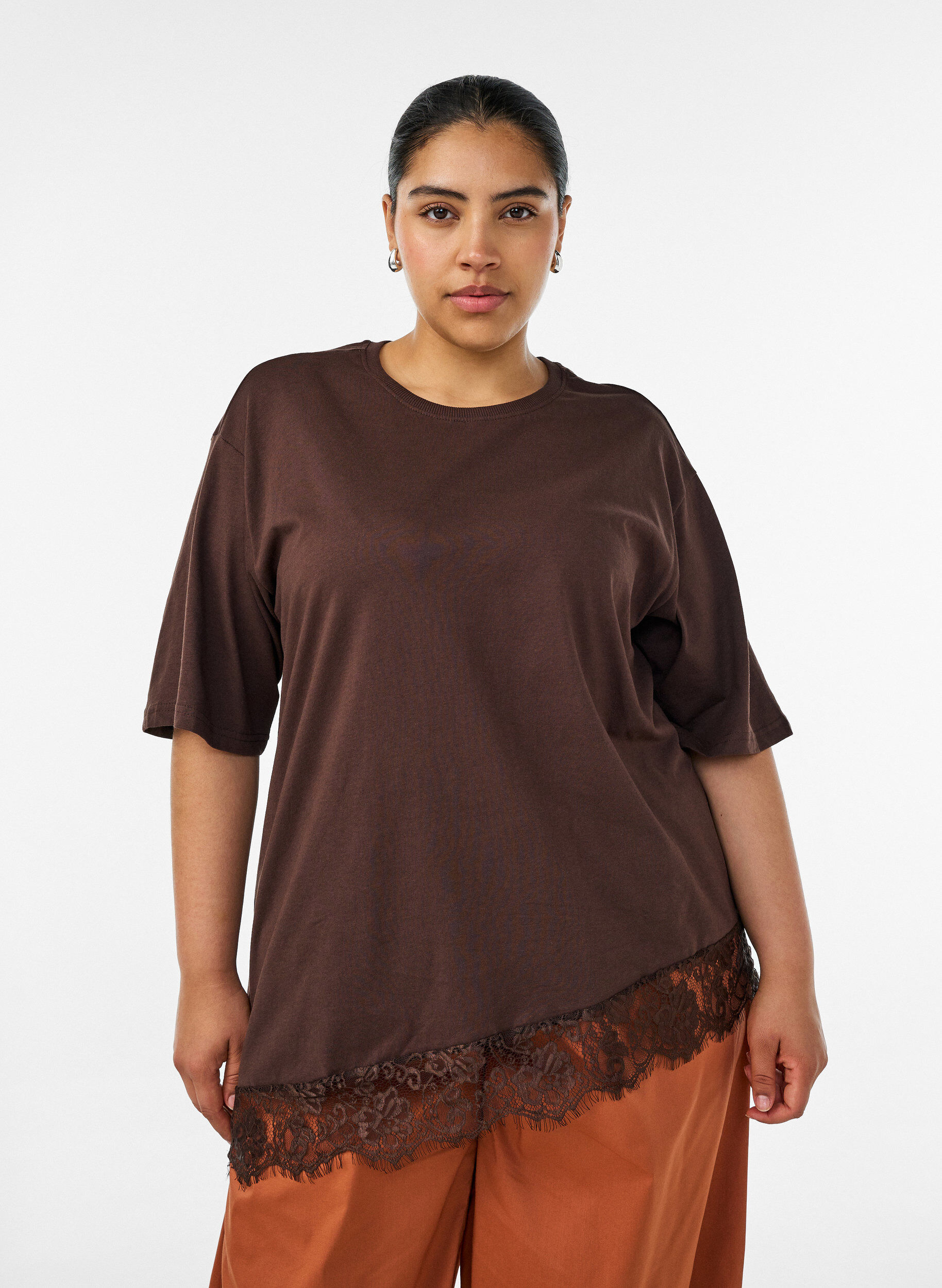 T-shirt met asymmetrische kanten zoom, Bruin, Model