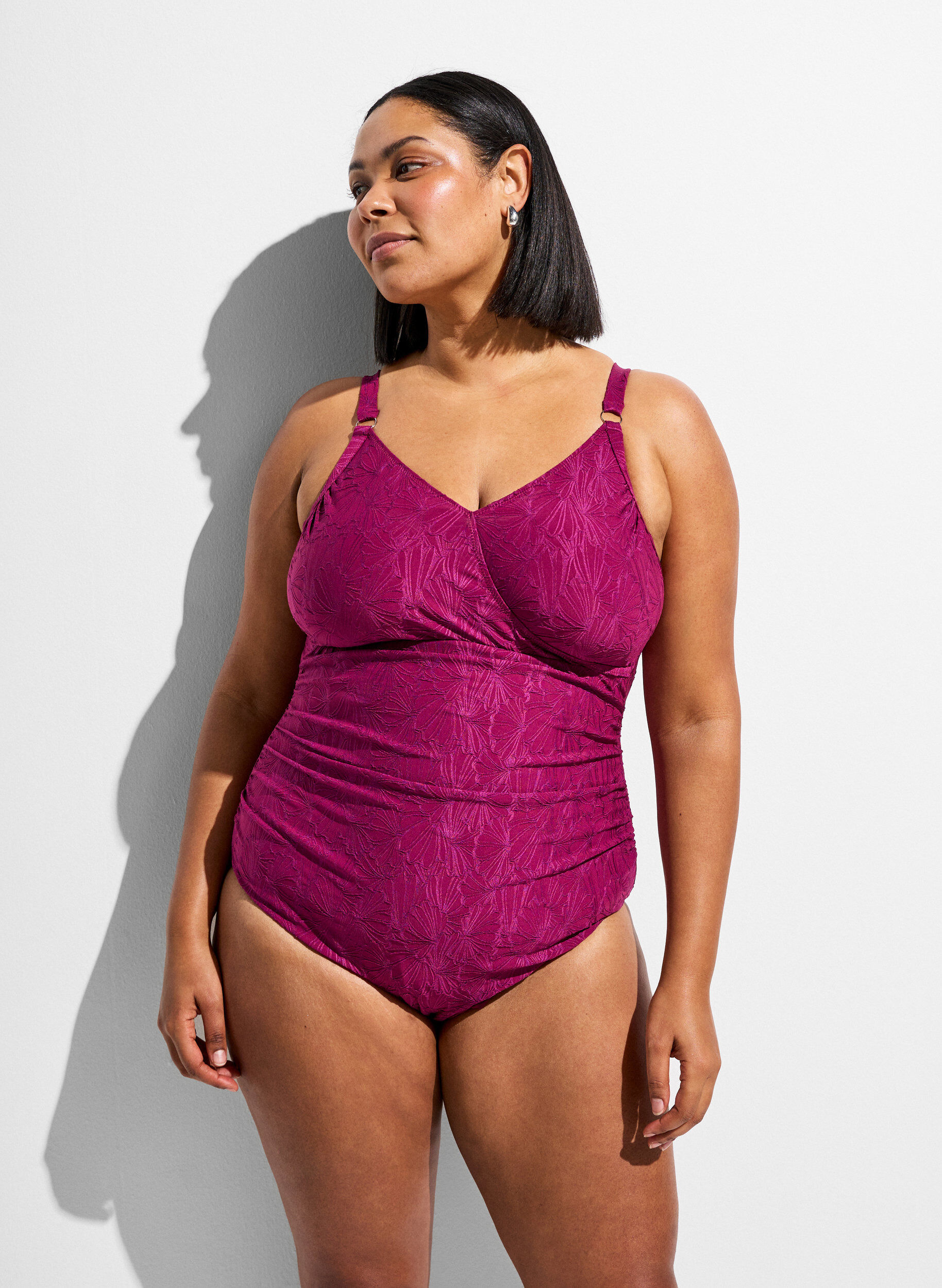 Maillot de bain avec d&eacute;tail crois&eacute; et texture florale ton sur ton, Bordeaux, Model
