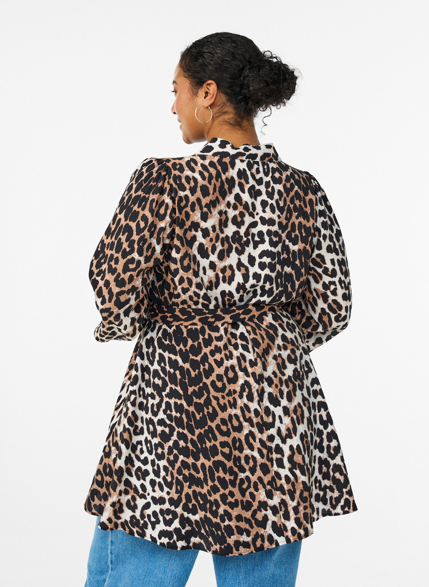 ZizziGetailleerde tuniek met een strikceintuur en 3/4 mouwen., Bruin, Model image number 2