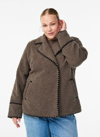 Teddy jas met contrast details, Bruin Teddy jas met contrast details, Bruin, Model