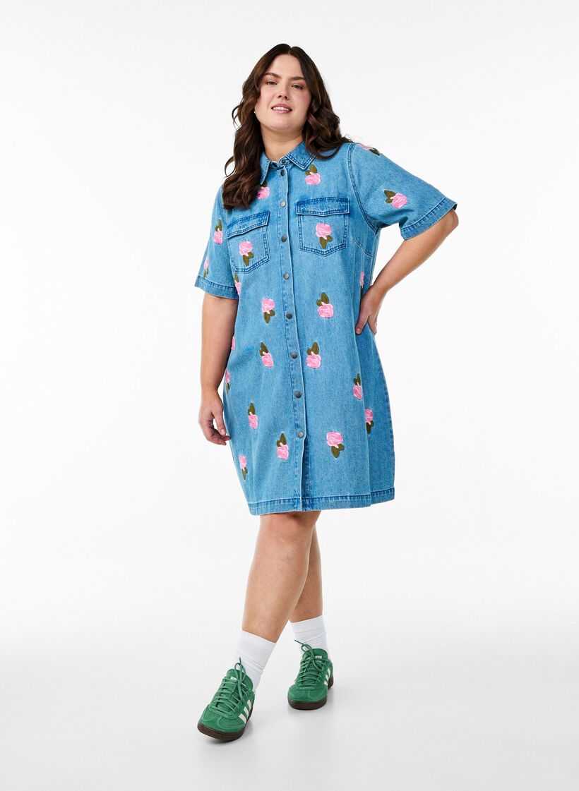 Korte denim jurk met geborduurde bloemen, LBD w. Flower, Model
