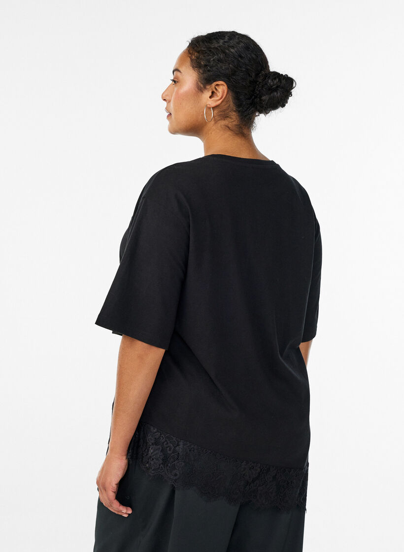 T-shirt met asymmetrische kanten zoom, Zwart, Model