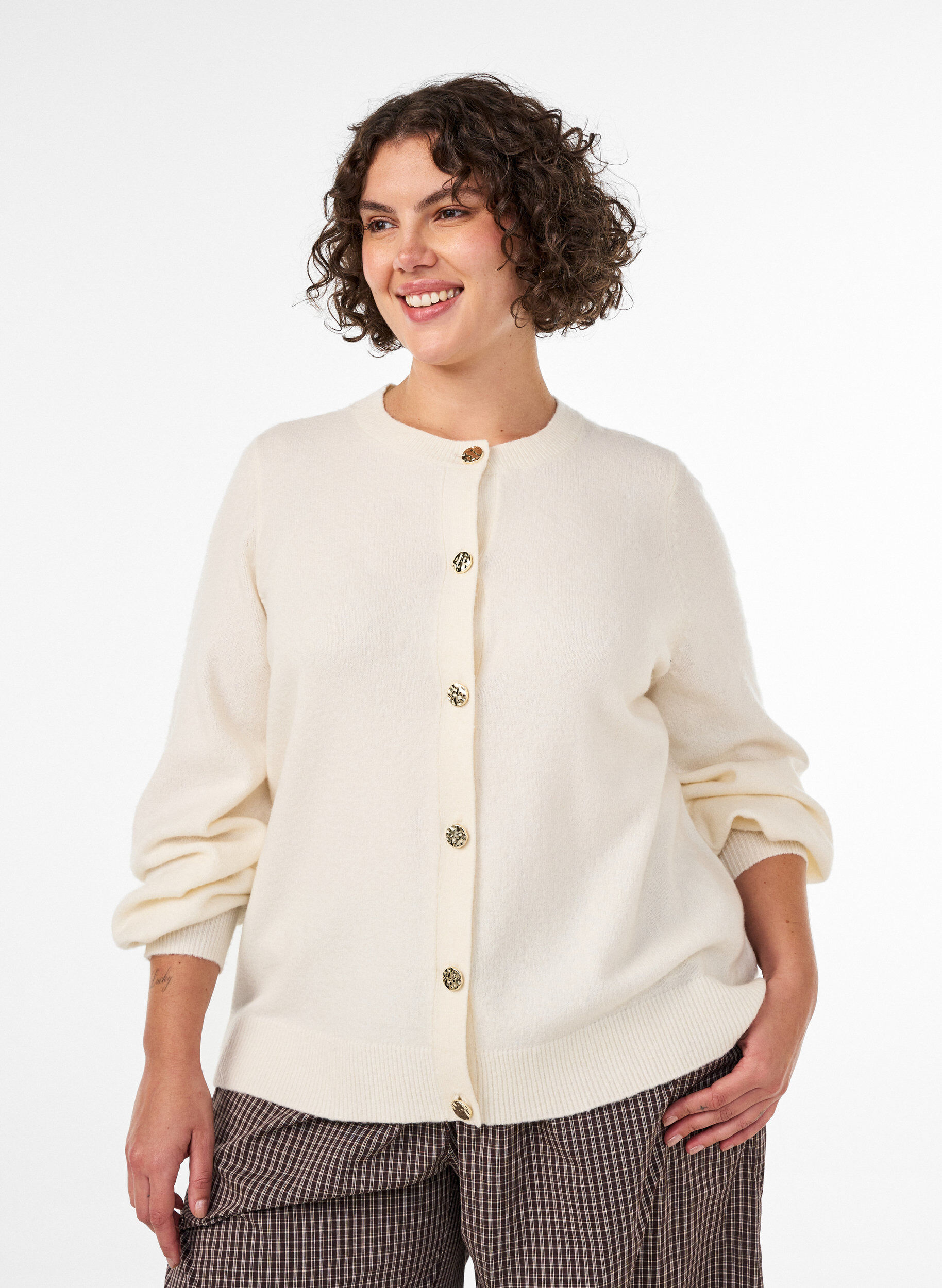 Cardigan in zacht breisel met goudkleurige knopen, Vanille, Model