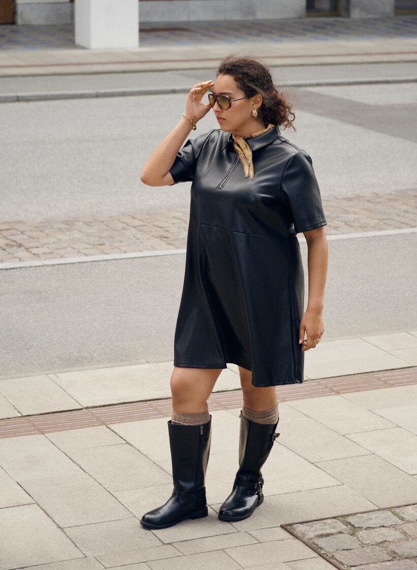 Korte jurk in imitatieleer met een A-lijn vorm, Black, Image