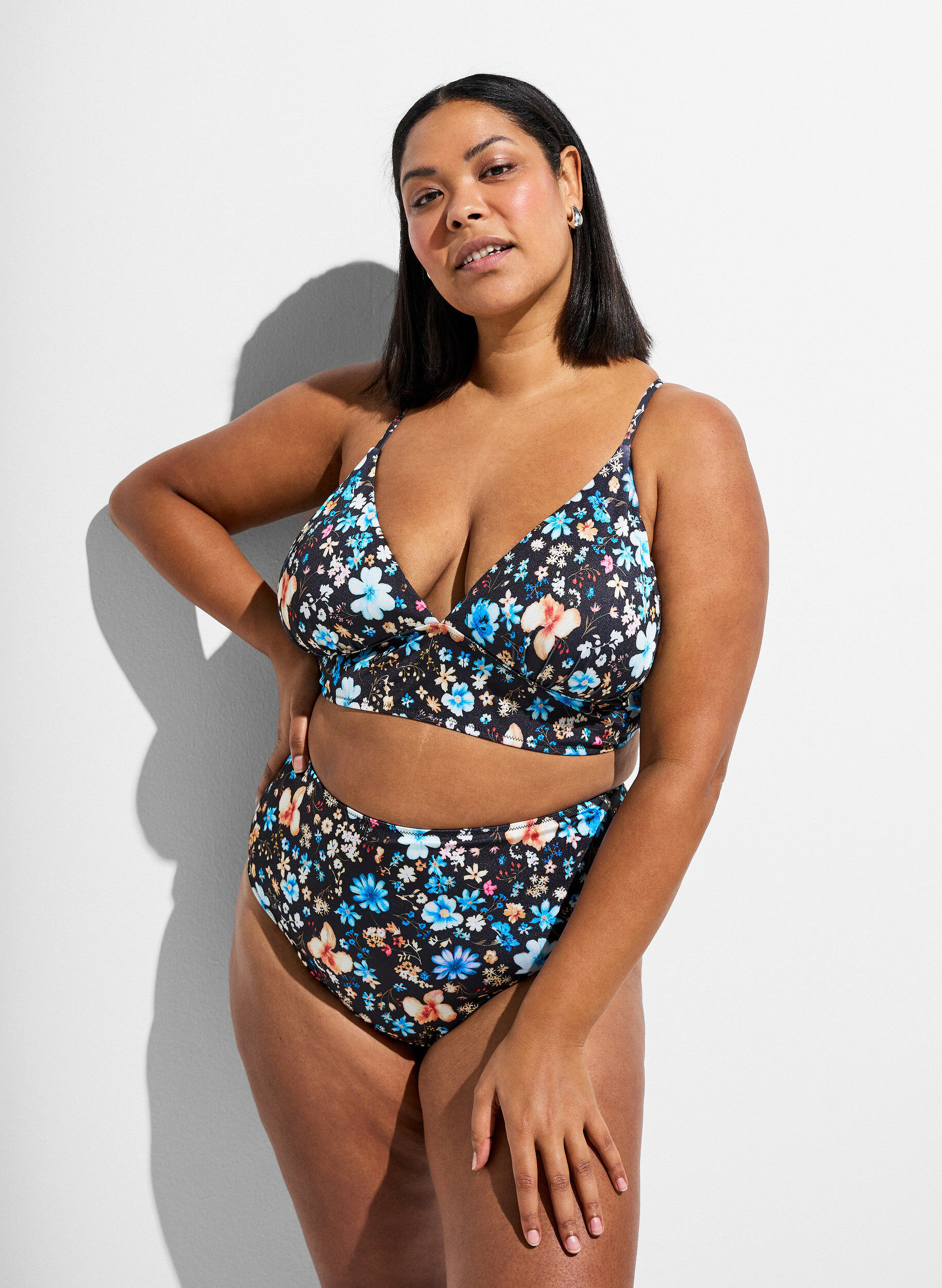 Haut de bikini &agrave; imprim&eacute; floral avec liens &agrave; nouer dans le dos, Bleu, Model