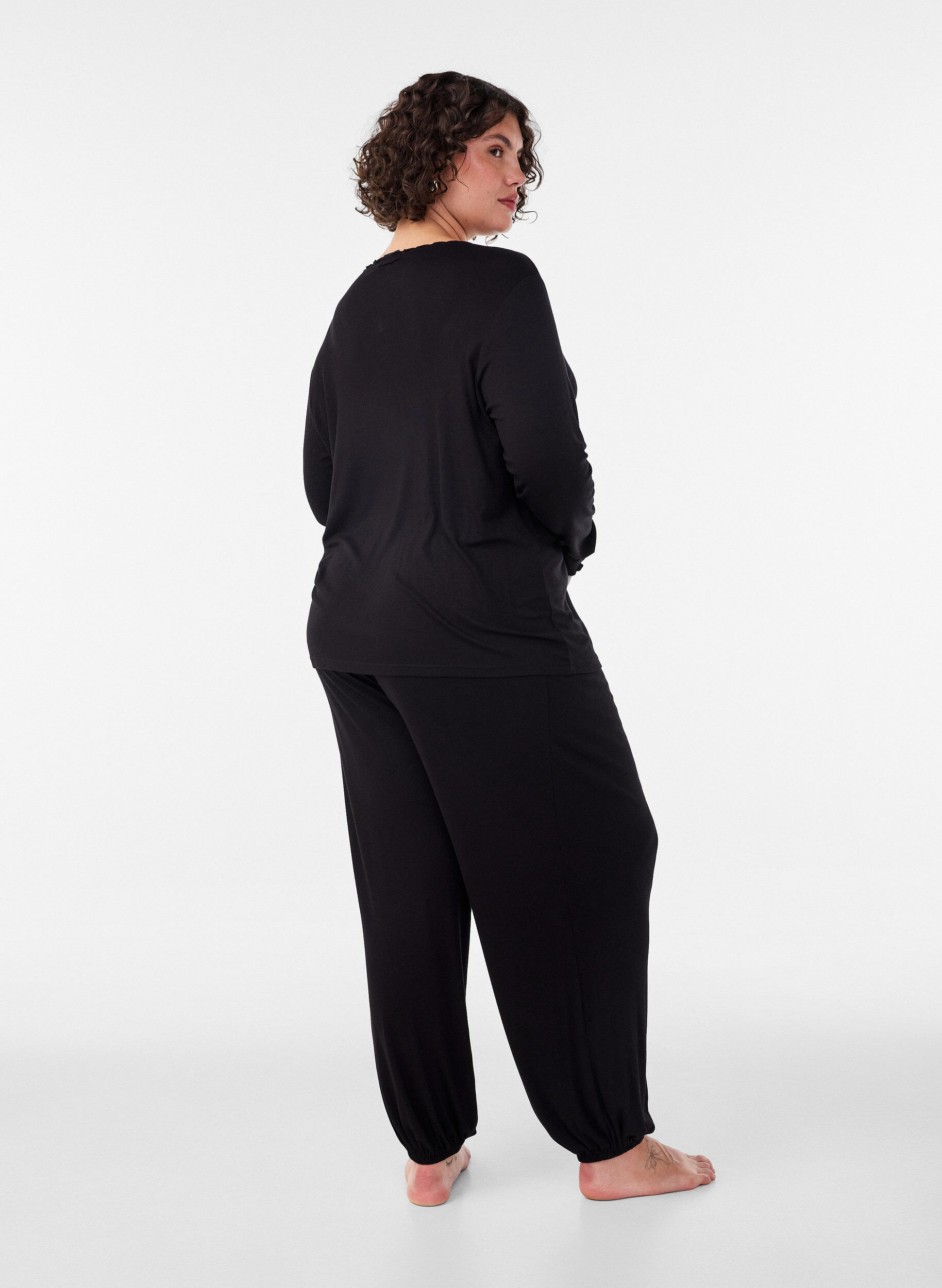 ZizziLosse pyjamabroek in viscose met een elastische taille, Zwart, Model image number 2