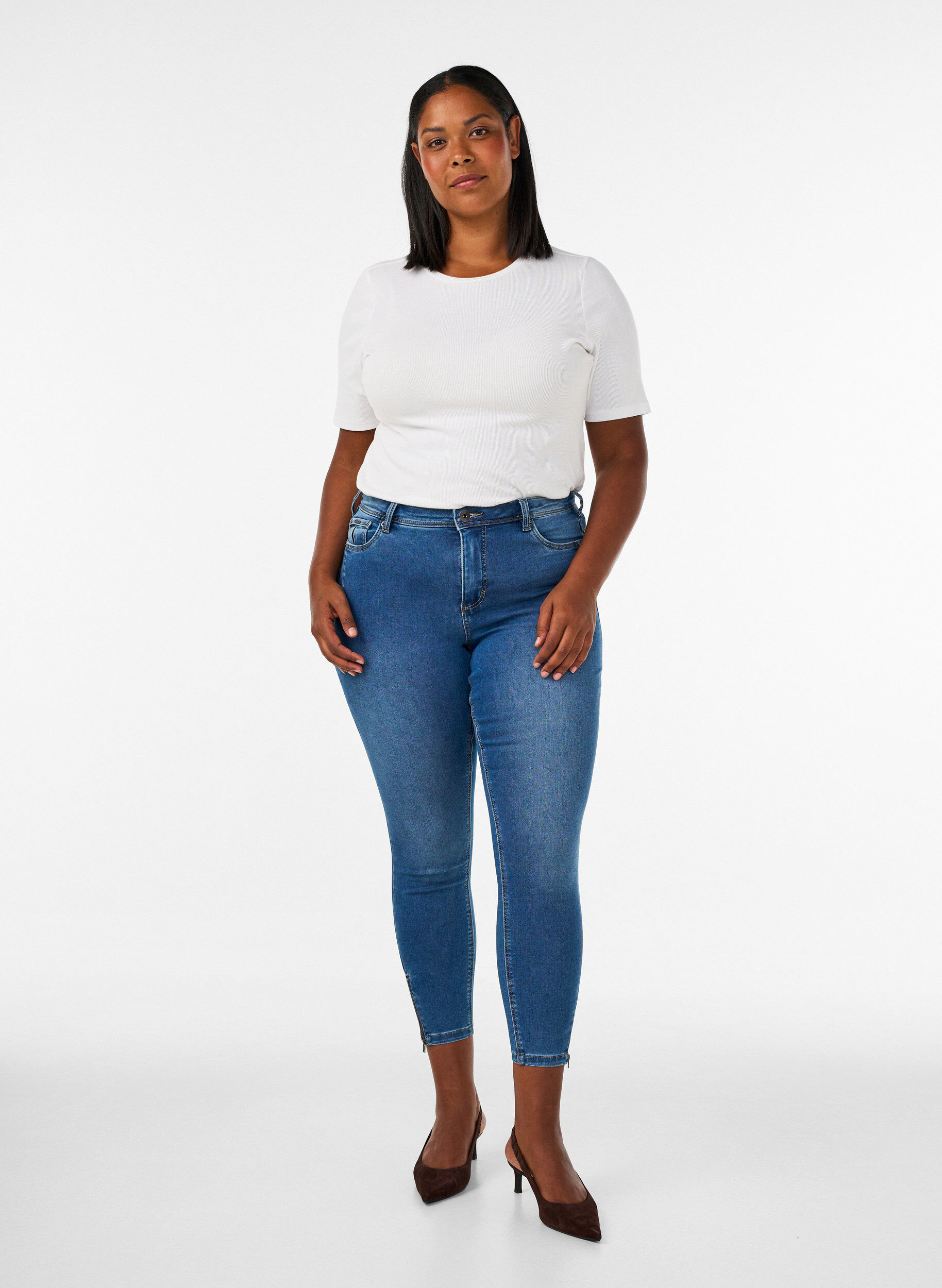 ZizziGecropte Amy jeans met ritssluiting details, Blauw, Model image number 1