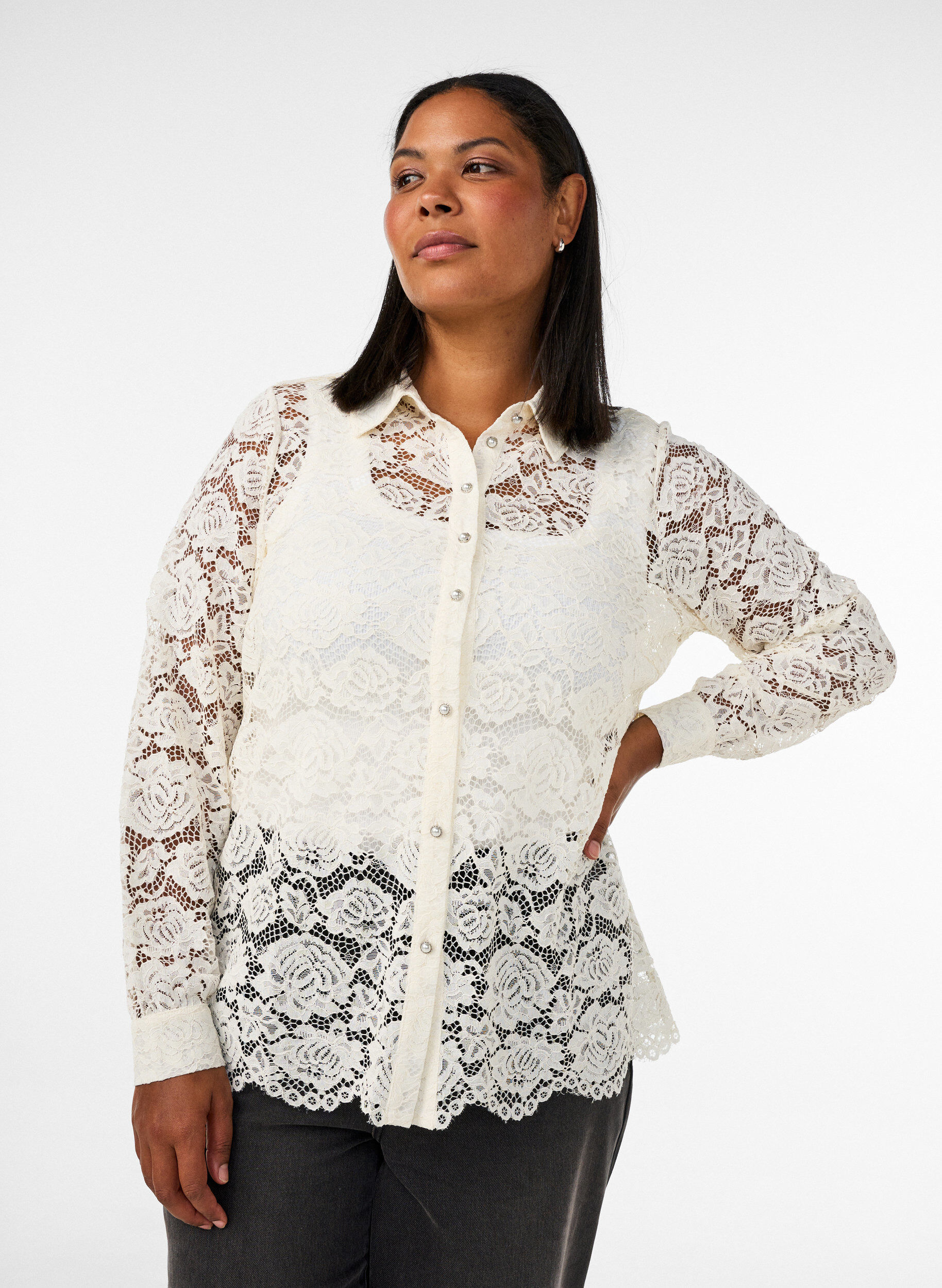 Kanten shirt met parelknopen, Vanille, Model