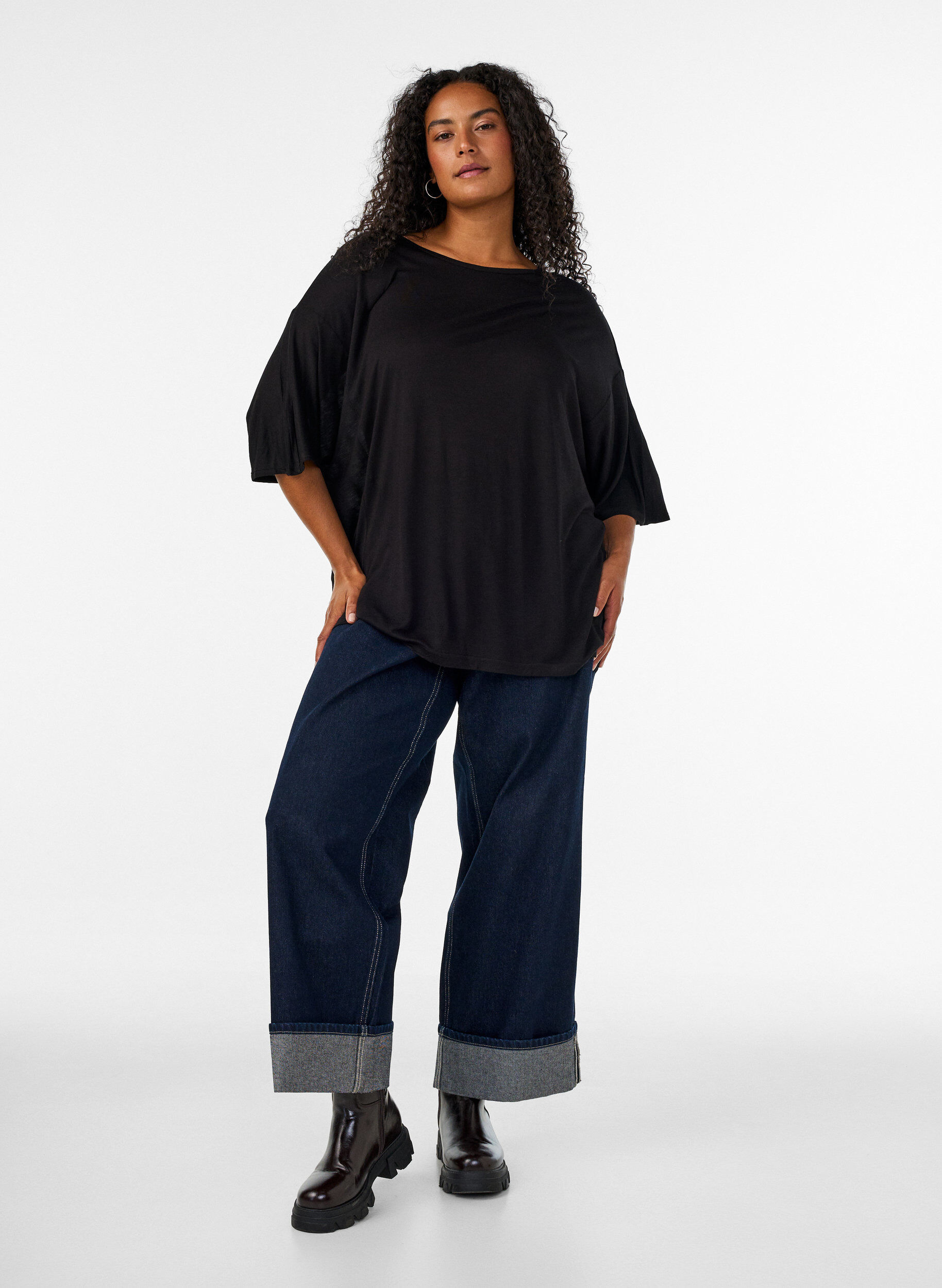 ZizziLosse pasvorm T-shirt in viscose jersey, Zwart, Model image number 1
