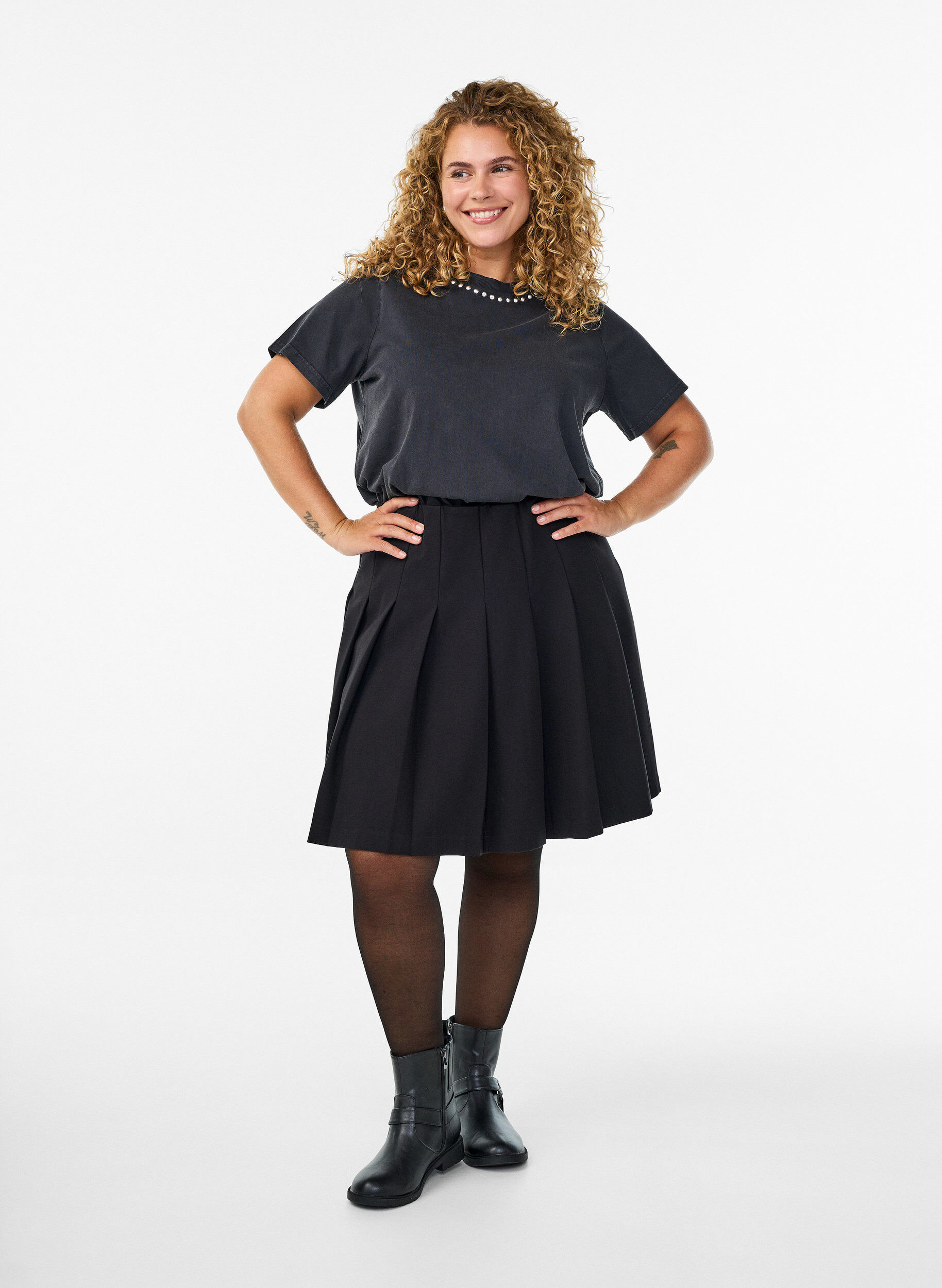 ZizziKorte geplooide rok met elastische tailleband, Zwart, Model image number 1