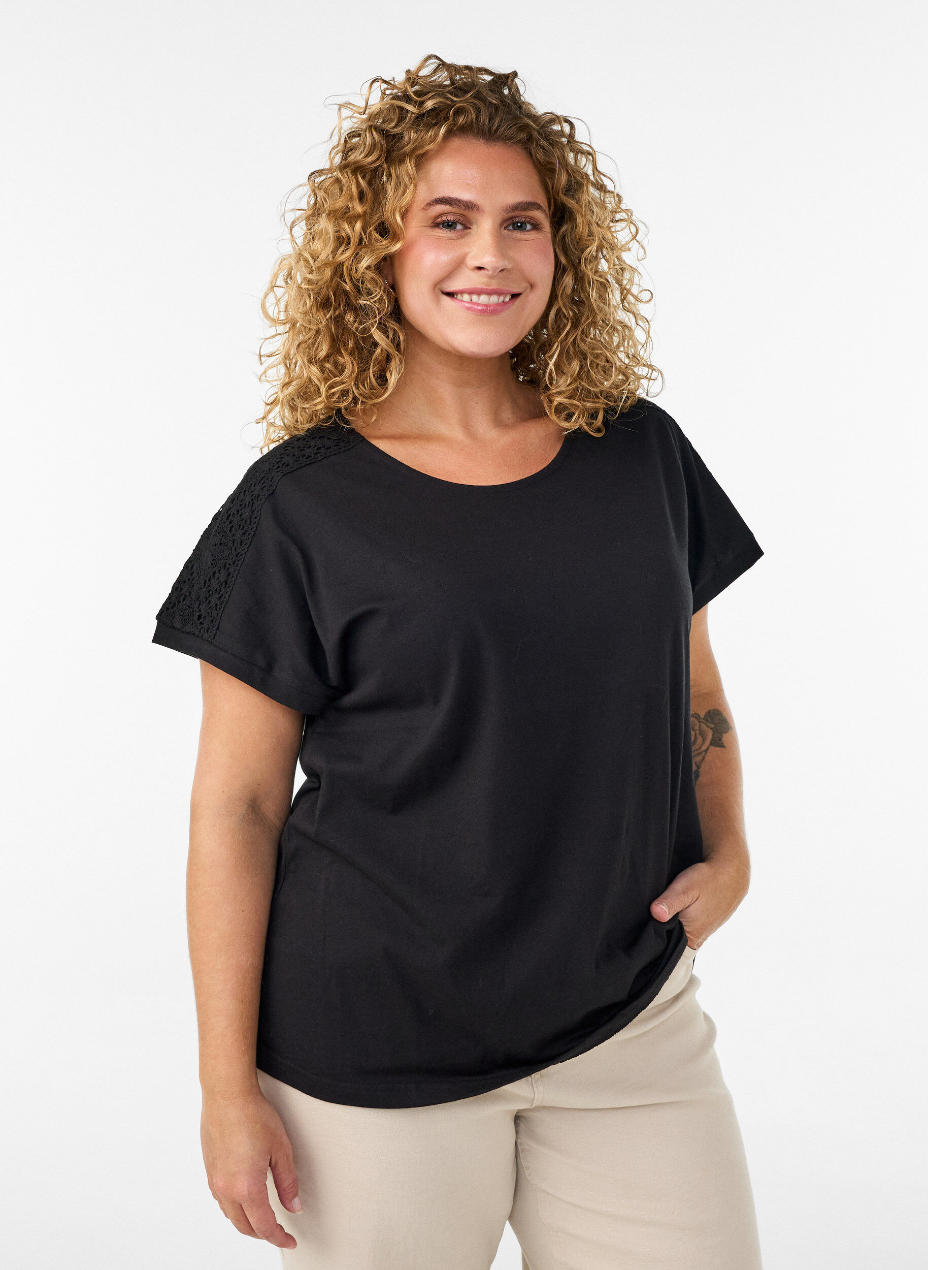 Katoenen T-shirt met haakdetail, Zwart, Model