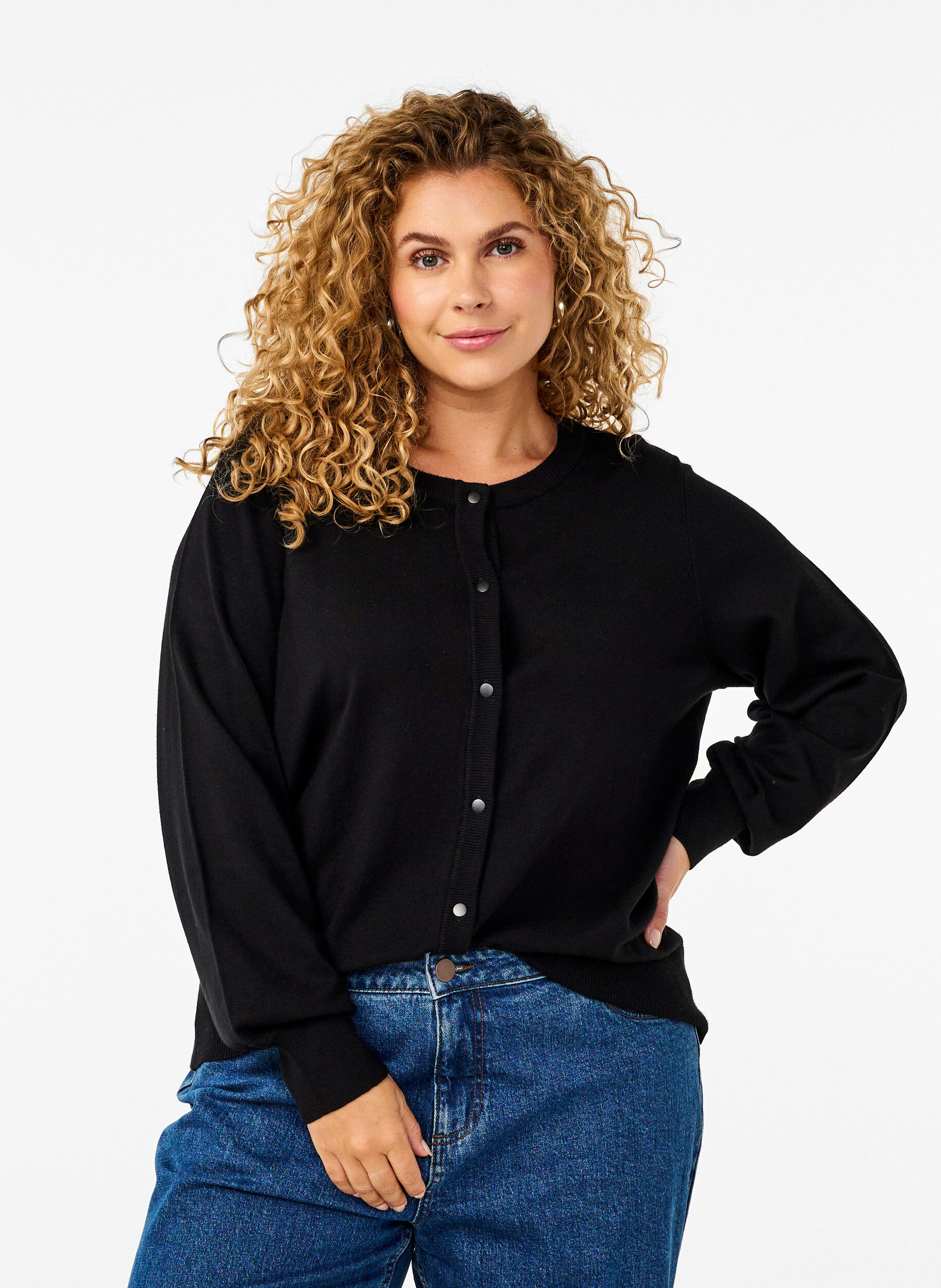 Gebreid vest met ronde hals en knopen, Zwart, Model