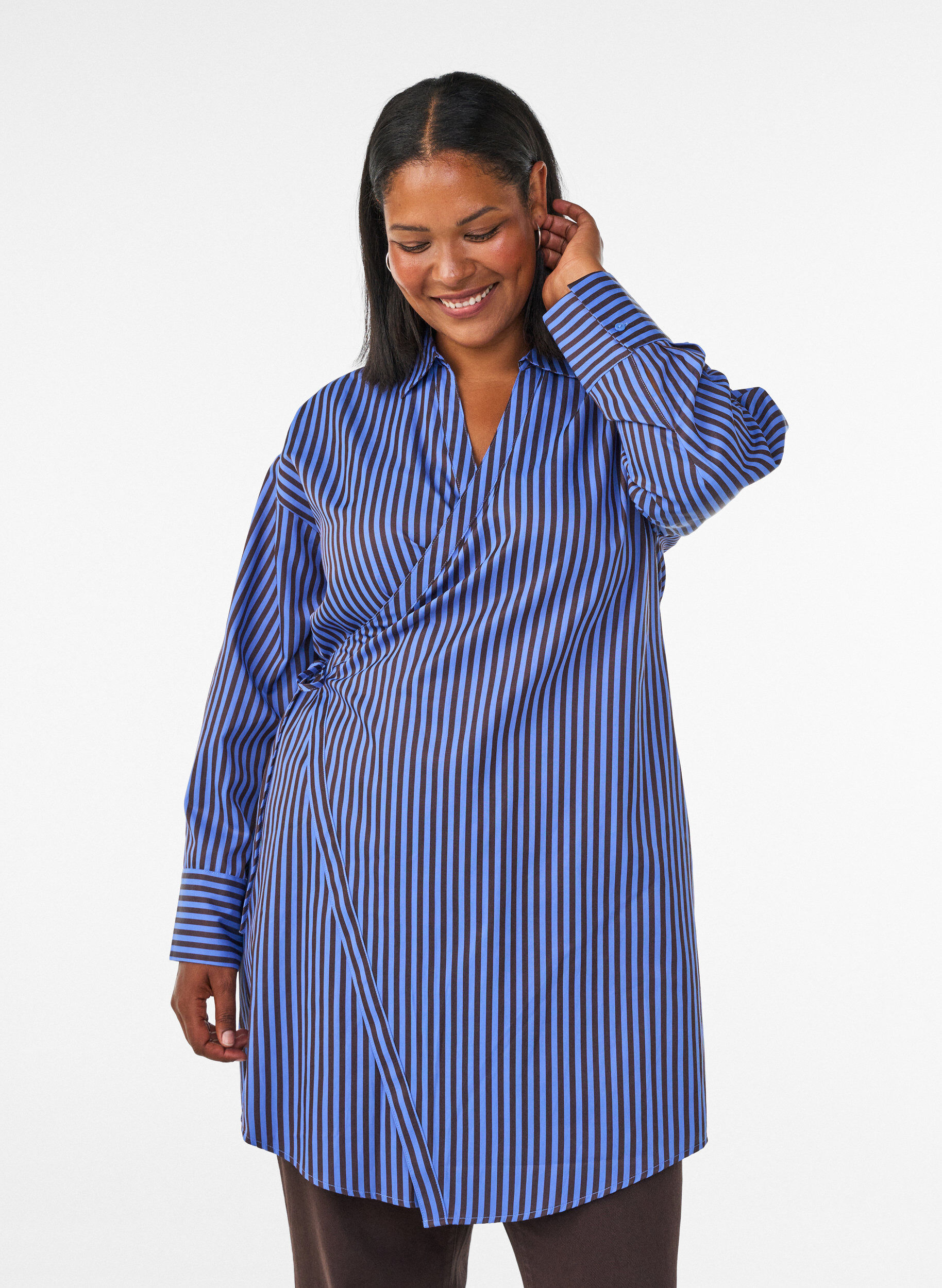 Gestreept shirt met wikkel-effect en een strikceintuur, Blauw, Model