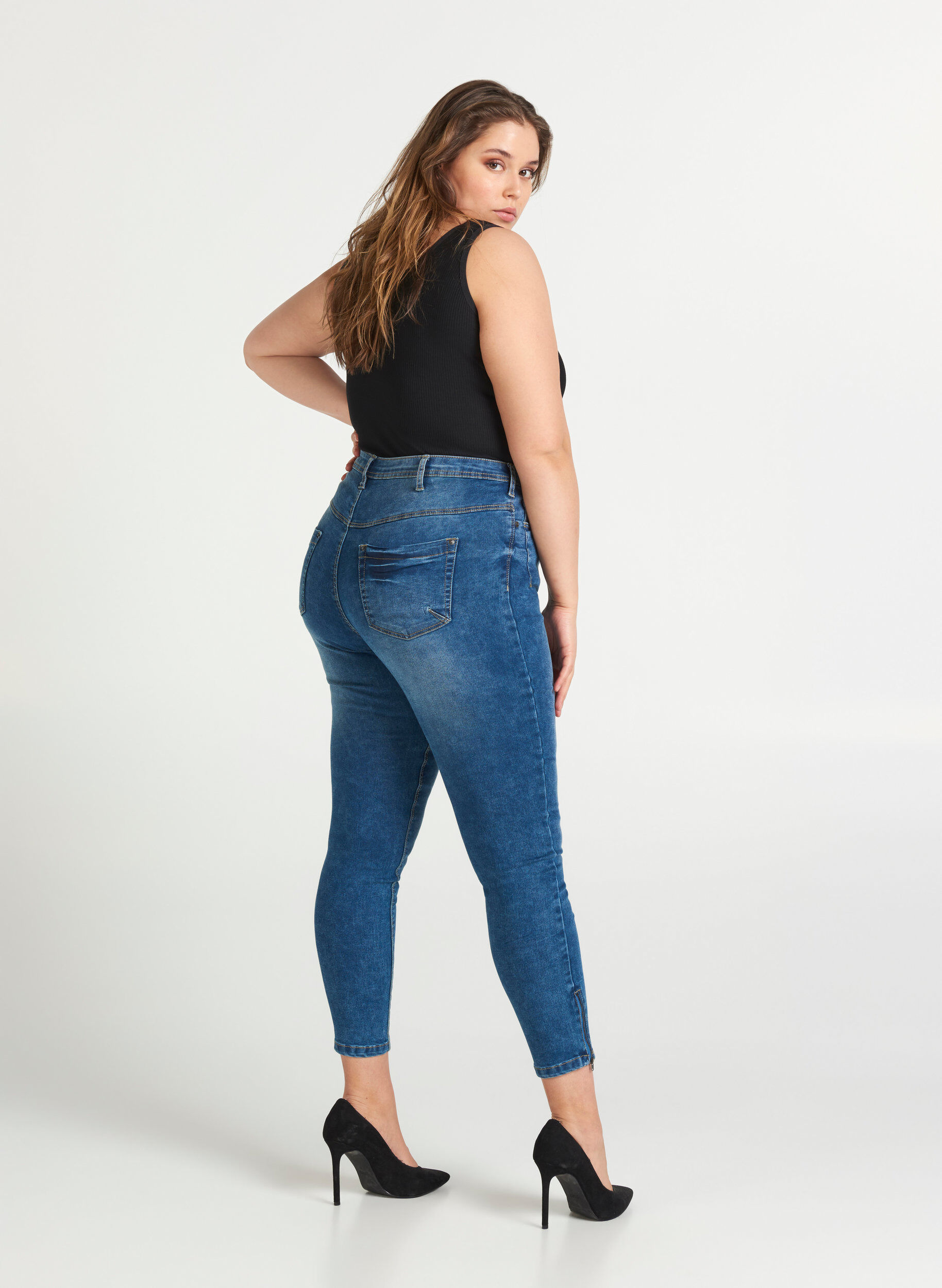 ZizziGecropte Amy jeans met ritssluiting details, Blauw, Model image number 2