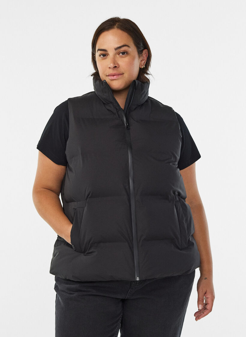 Korte puffer bodywarmer met hoge kraag, Zwart, Model image number 0
