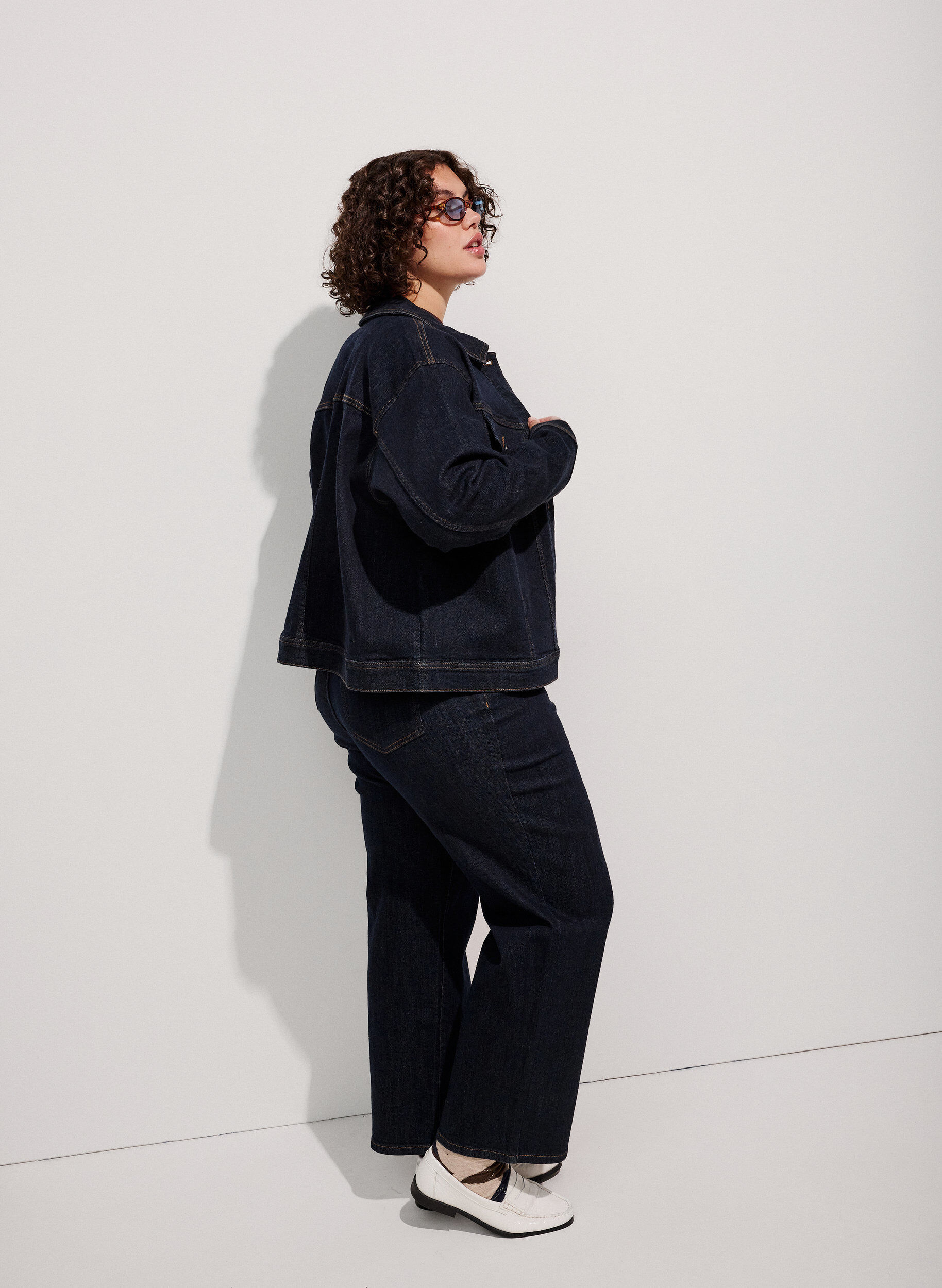 Klassiek denimjack met contrasterend stiksel
