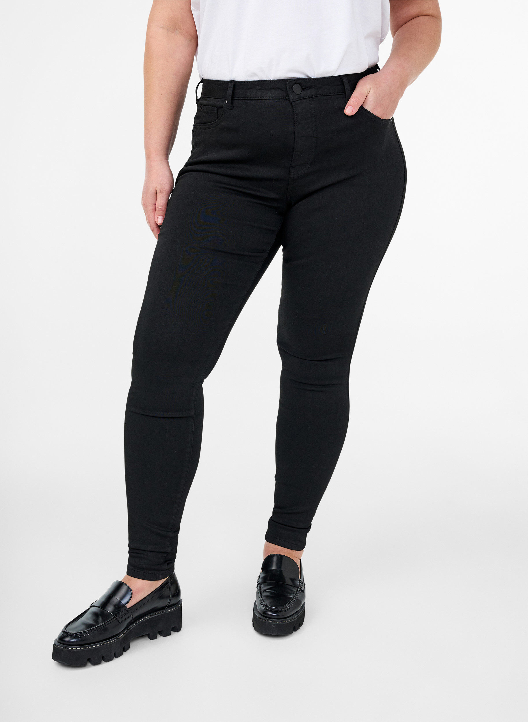 ZizziJeans Amy taille haute, &eacute;clat de la couleur noire garanti, Noir, Model image number 2
