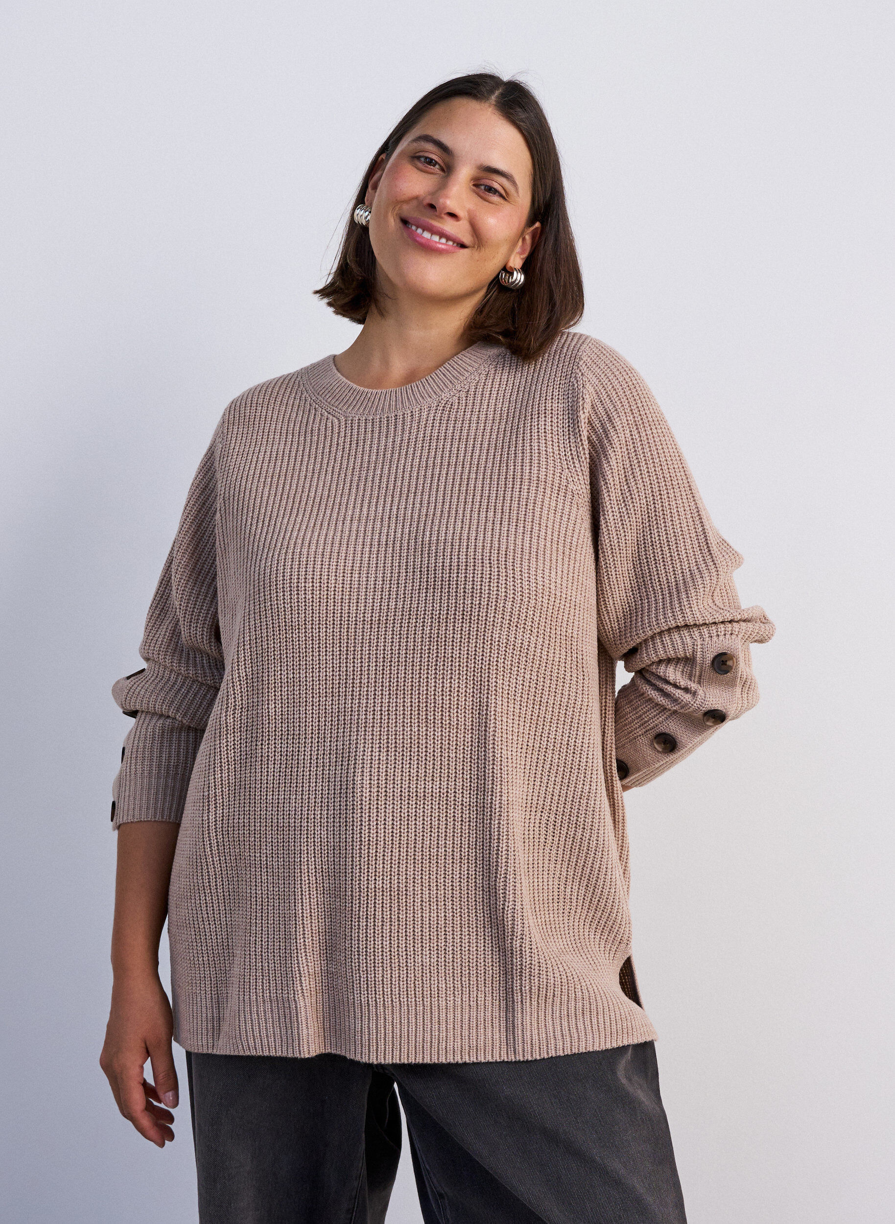Gebreide blouse met ribstructuur en knoopdetails, Beige, Model