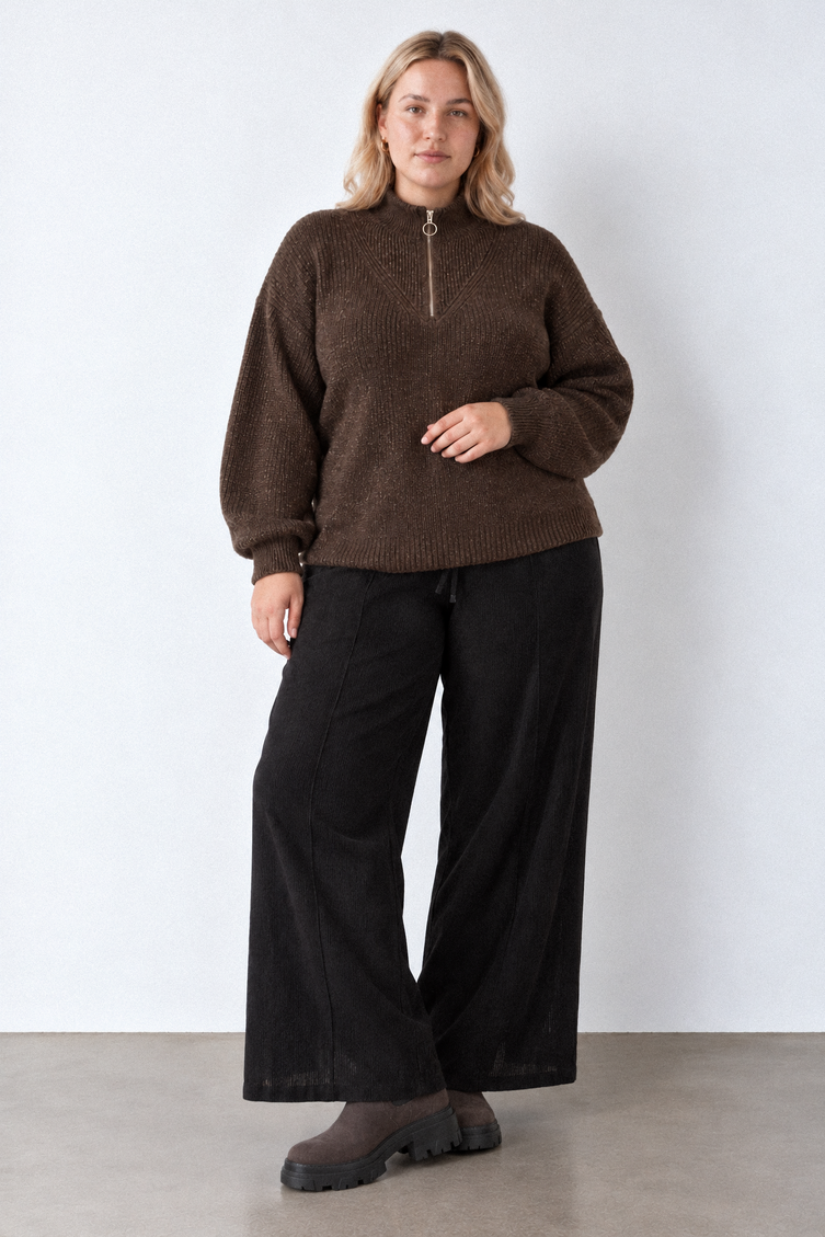 Ontspannen elegantie in aardetinten, , Model