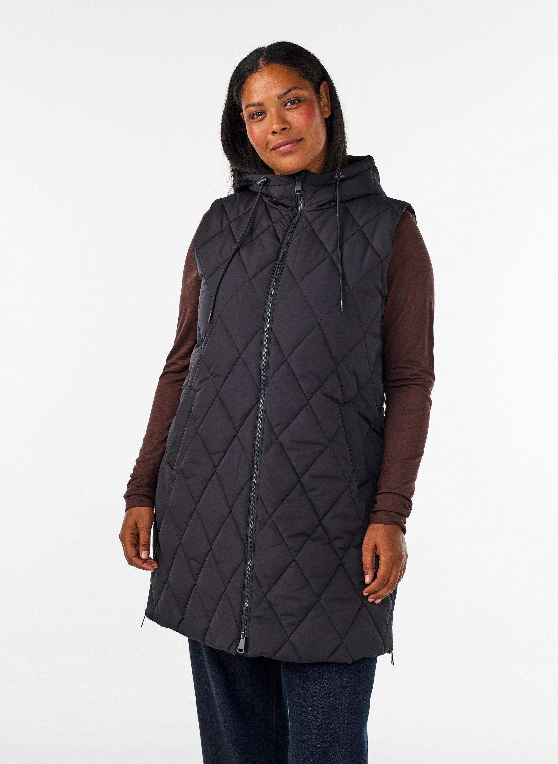 Halflang gewatteerd gilet met capuchon, Zwart, Model