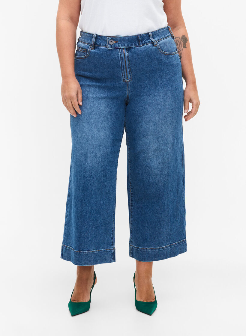 Cropped jeans met flare, Blue denim, Model