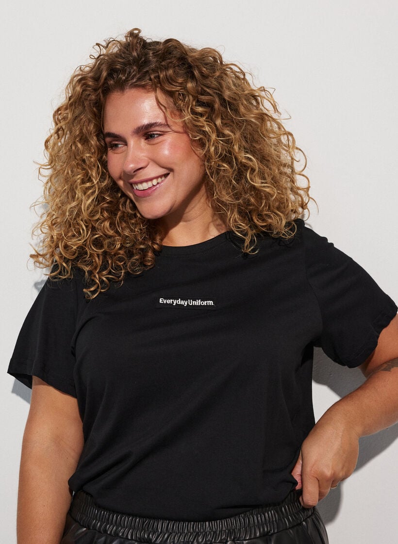 Katoenen T-shirt met tekstbadge, Zwart, Model image number 3