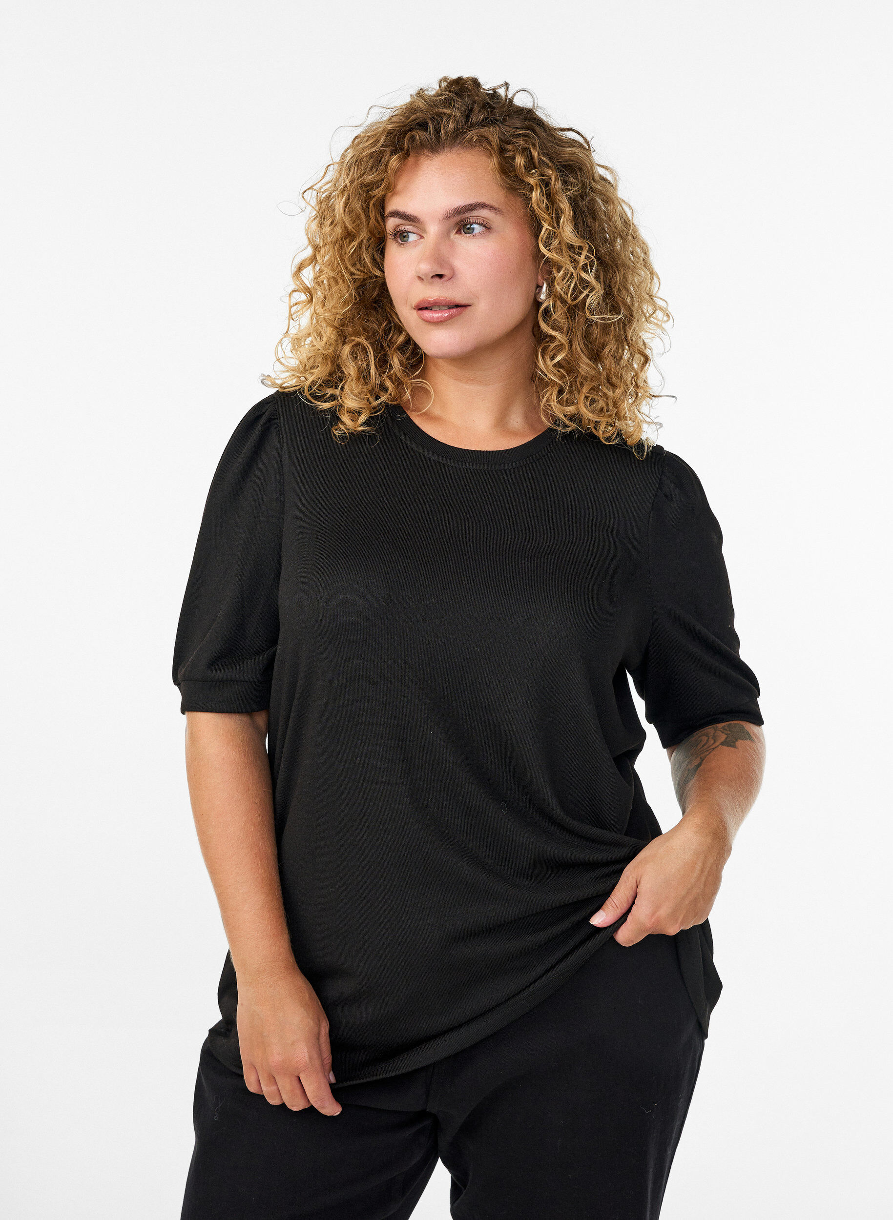 Blouse met knoopdetail en korte pofmouwen, Zwart, Model