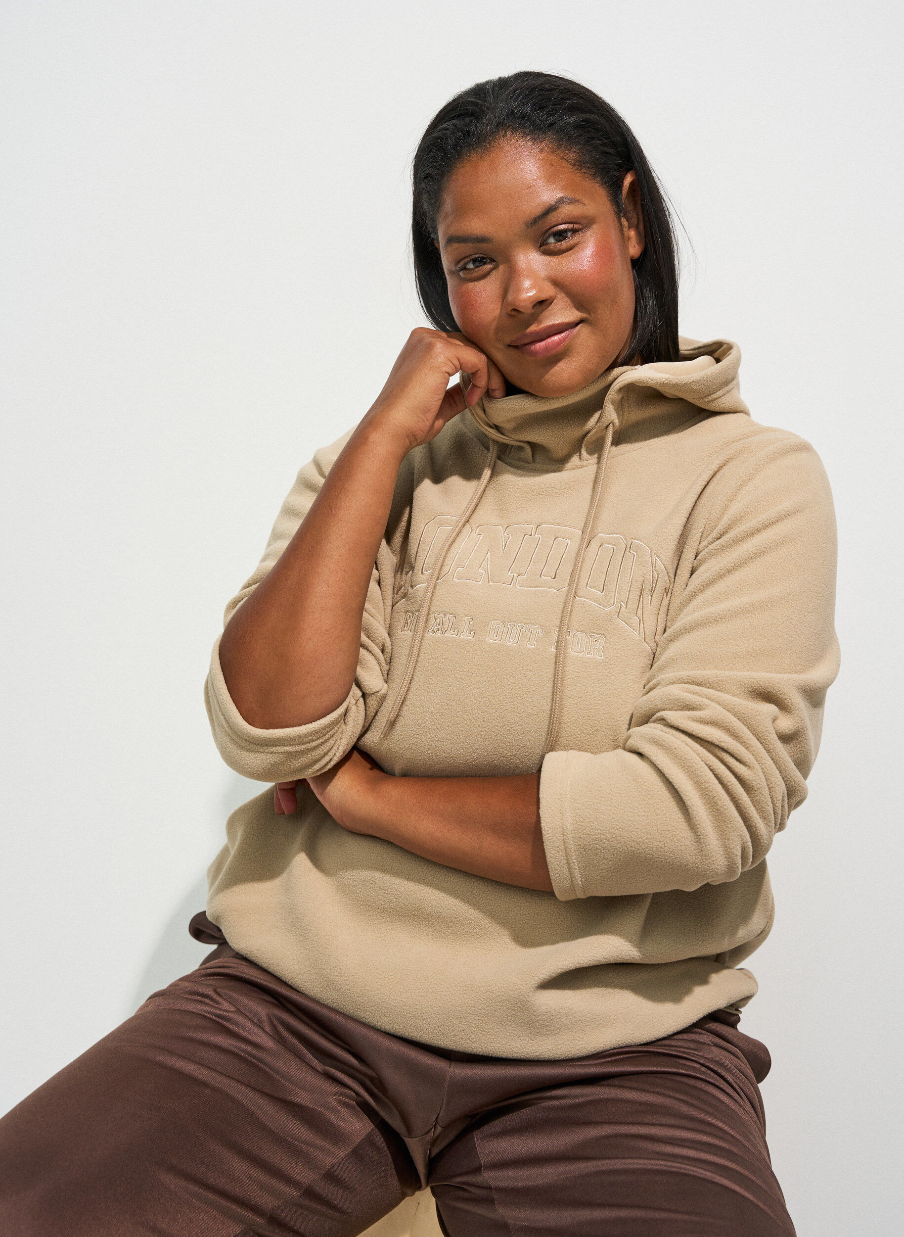 Fleece hoodie met een hoge nek en geborduurde tekst, Beige, Model