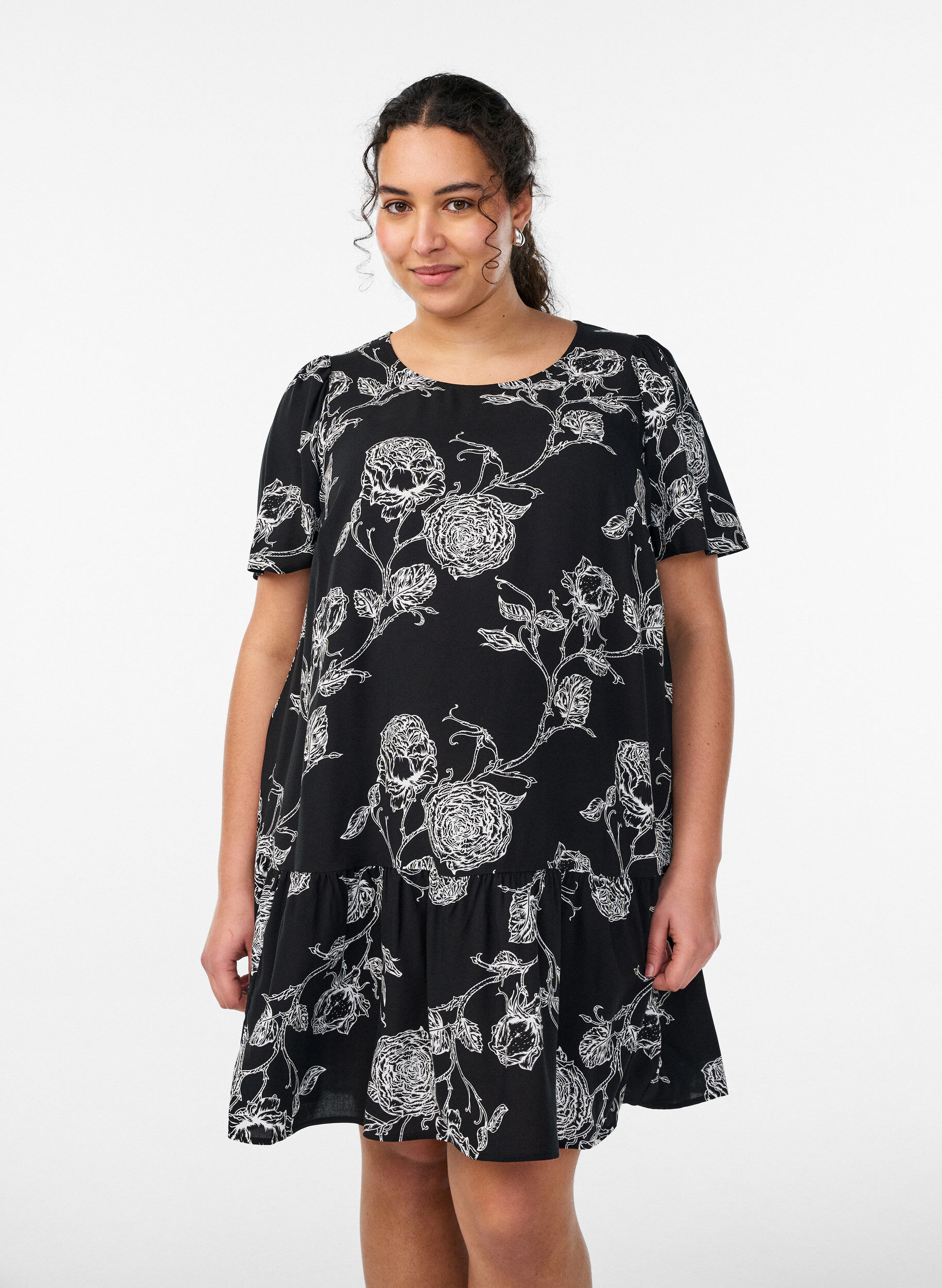Viscose jurk met snijlijn, Zwart, Model