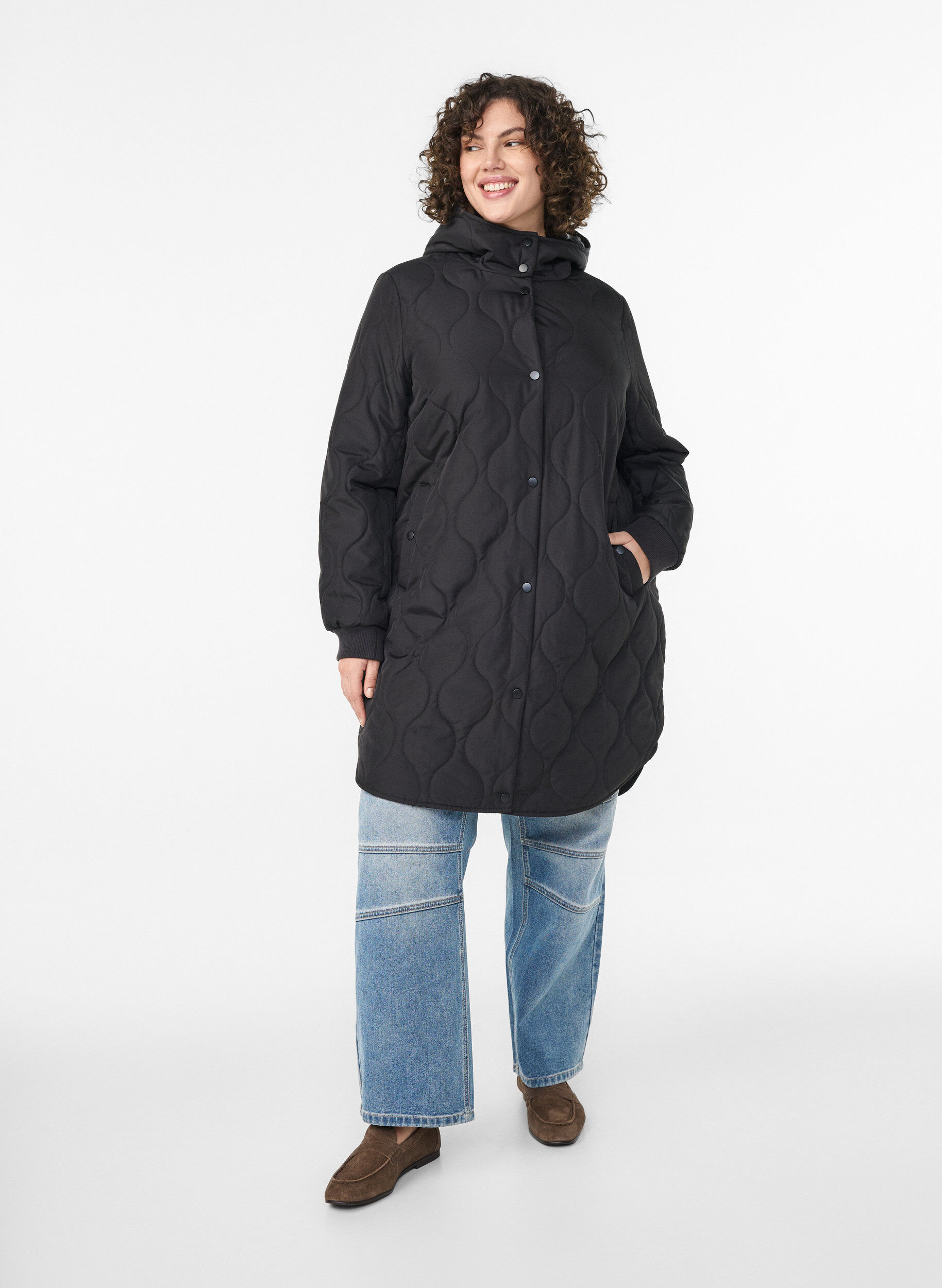 ZizziHalflange gewatteerde jas met een capuchon, Zwart, Model image number 1
