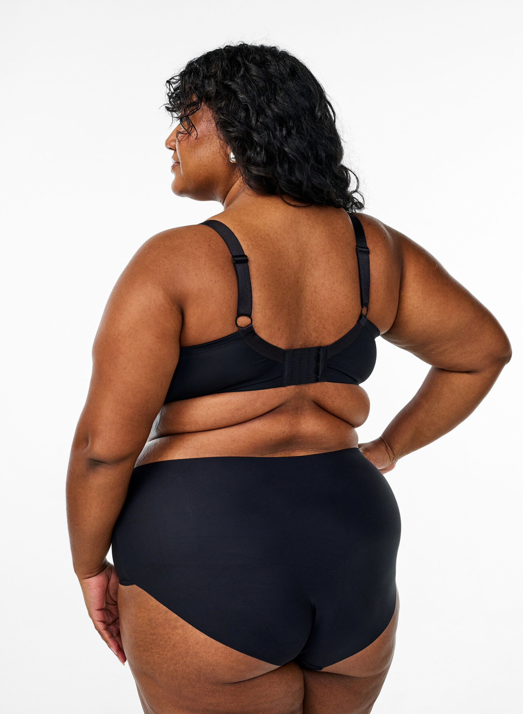 ZizziVoorgevormde bh in microvezel met satijndetail, Zwart, Model image number 2