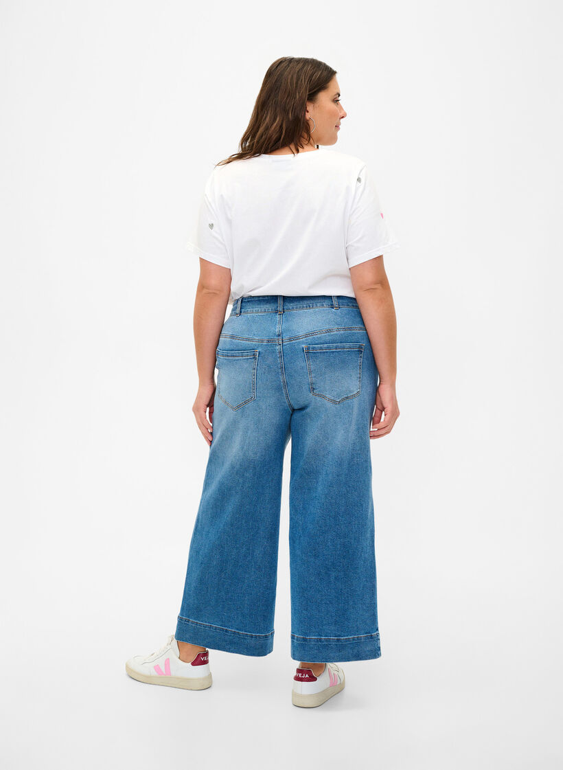 Cropped jeans met flare, Blue denim, Model