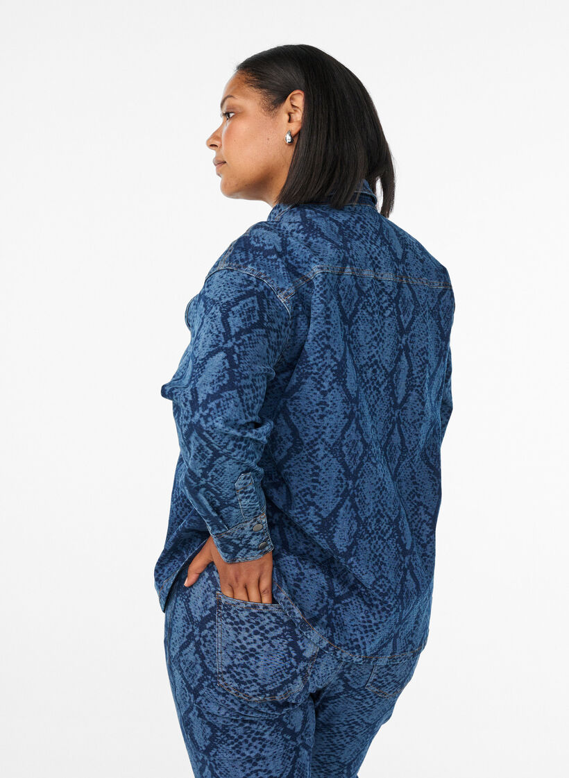 Losse denimblouse met slangenprint, Denim Snake AOP, Model