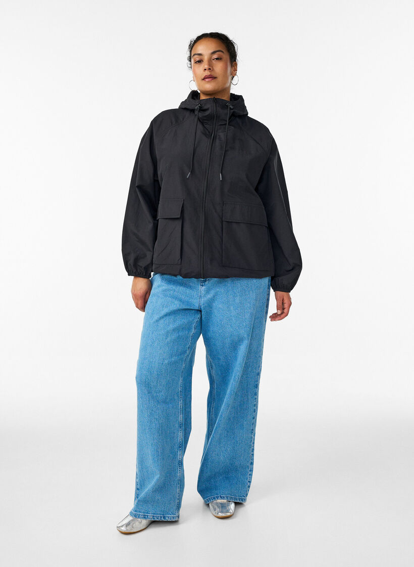 Veste l&eacute;g&egrave;re &agrave; capuche avec poches, Noir, Model image number 1