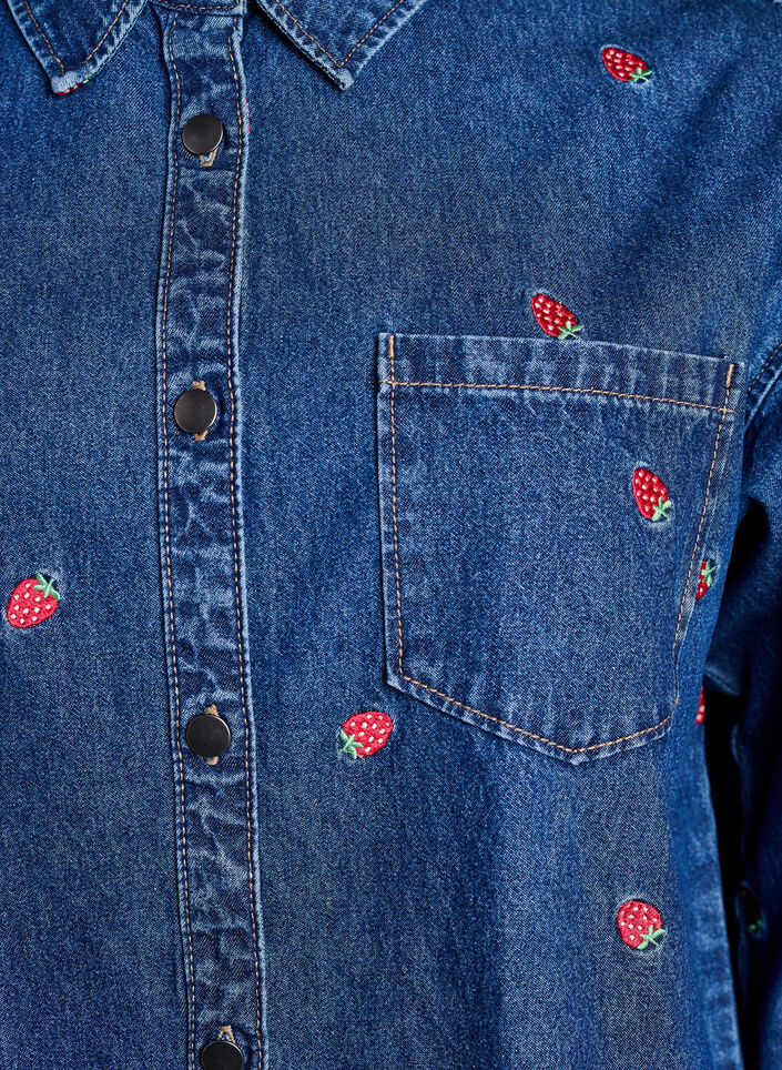Denim shirt met geborduurde aardbeien, B. D. Strawberries, Packshot