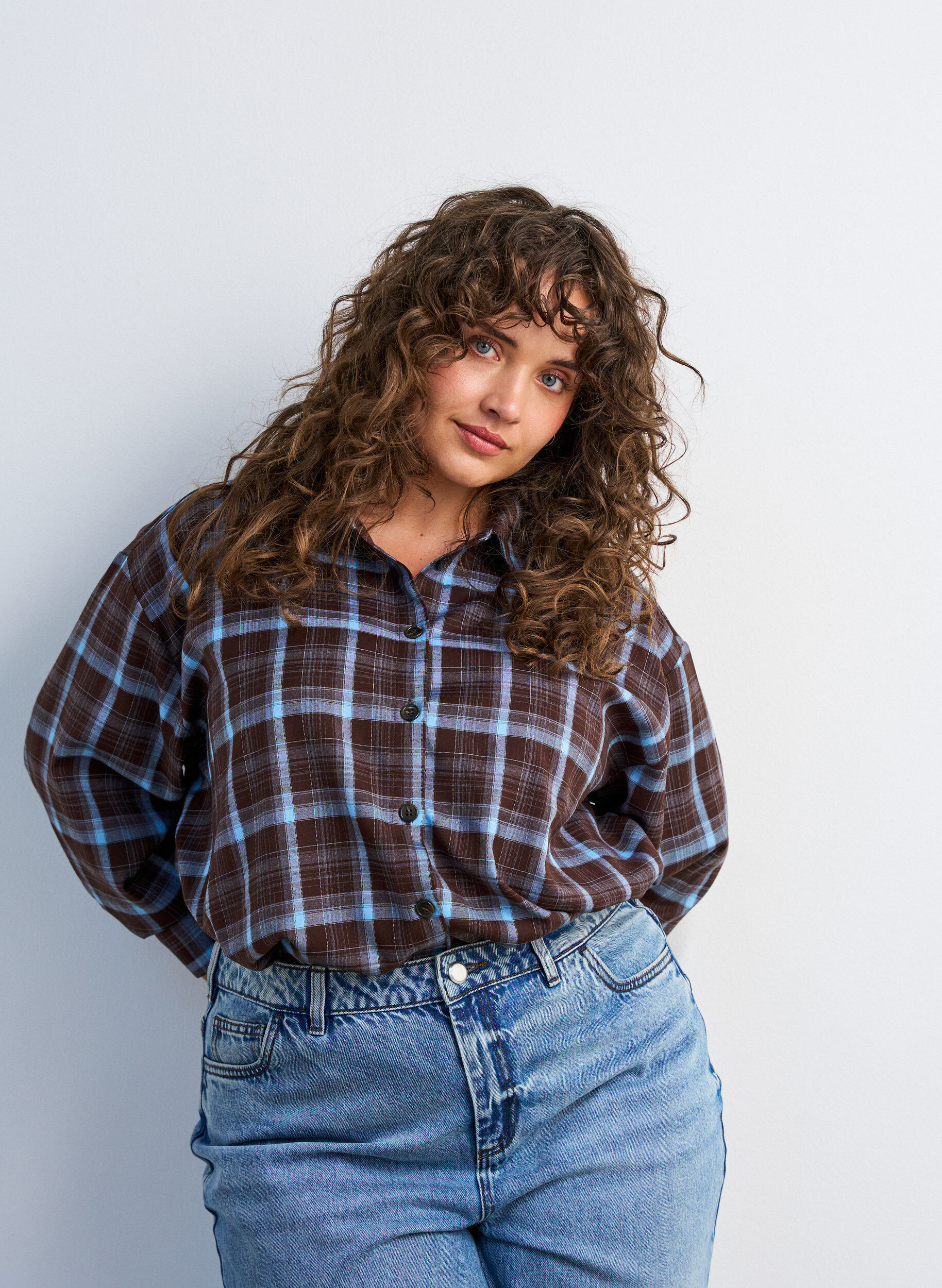 Geruit overhemd met een losse pasvorm, Bruin, Model