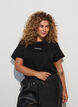 Katoenen T-shirt met tekstbadge, Zwart, Model image number 0
