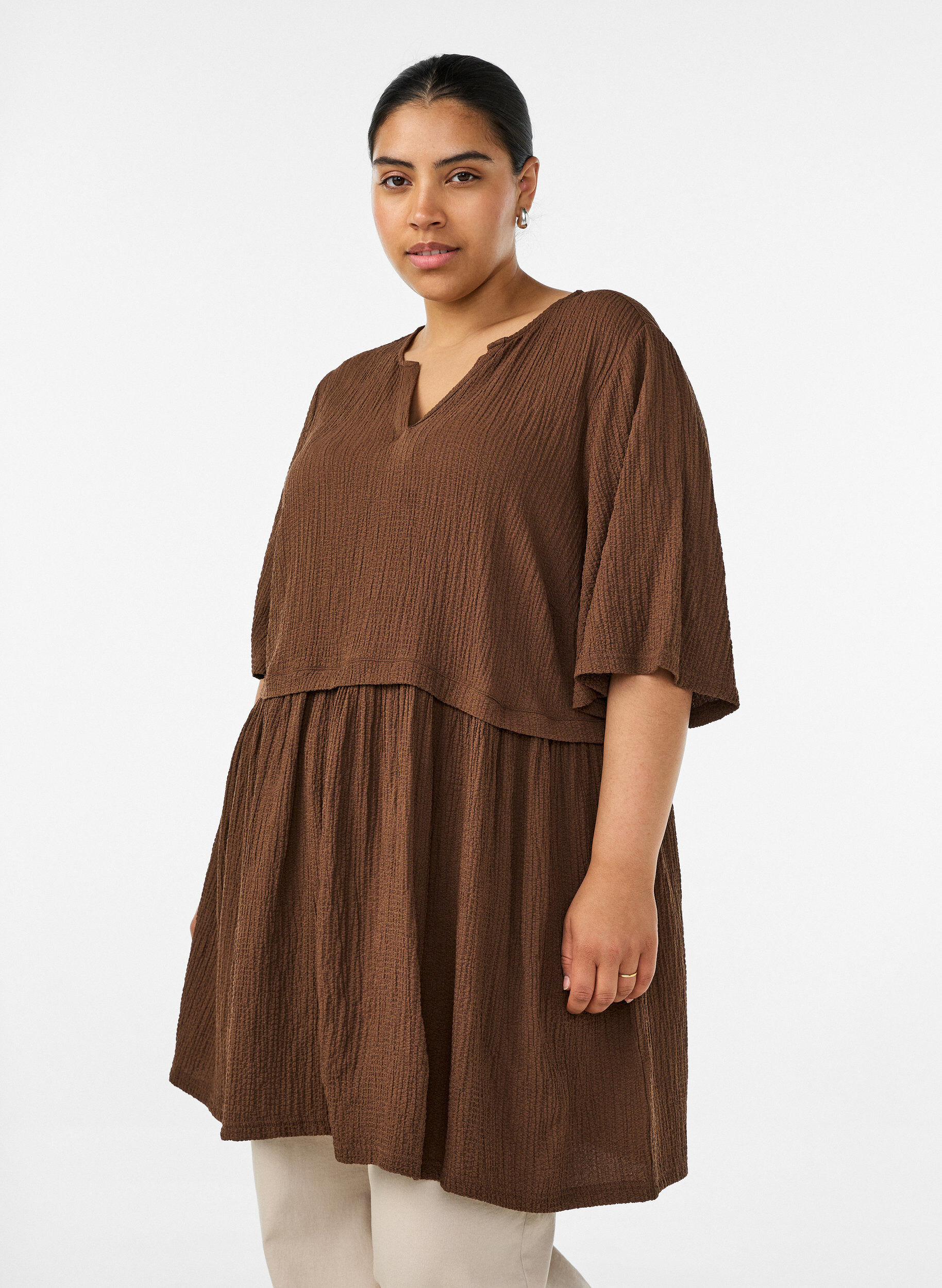 Tuniek met gekreukelde structuur en 1/2 mouwen, Bruin, Model