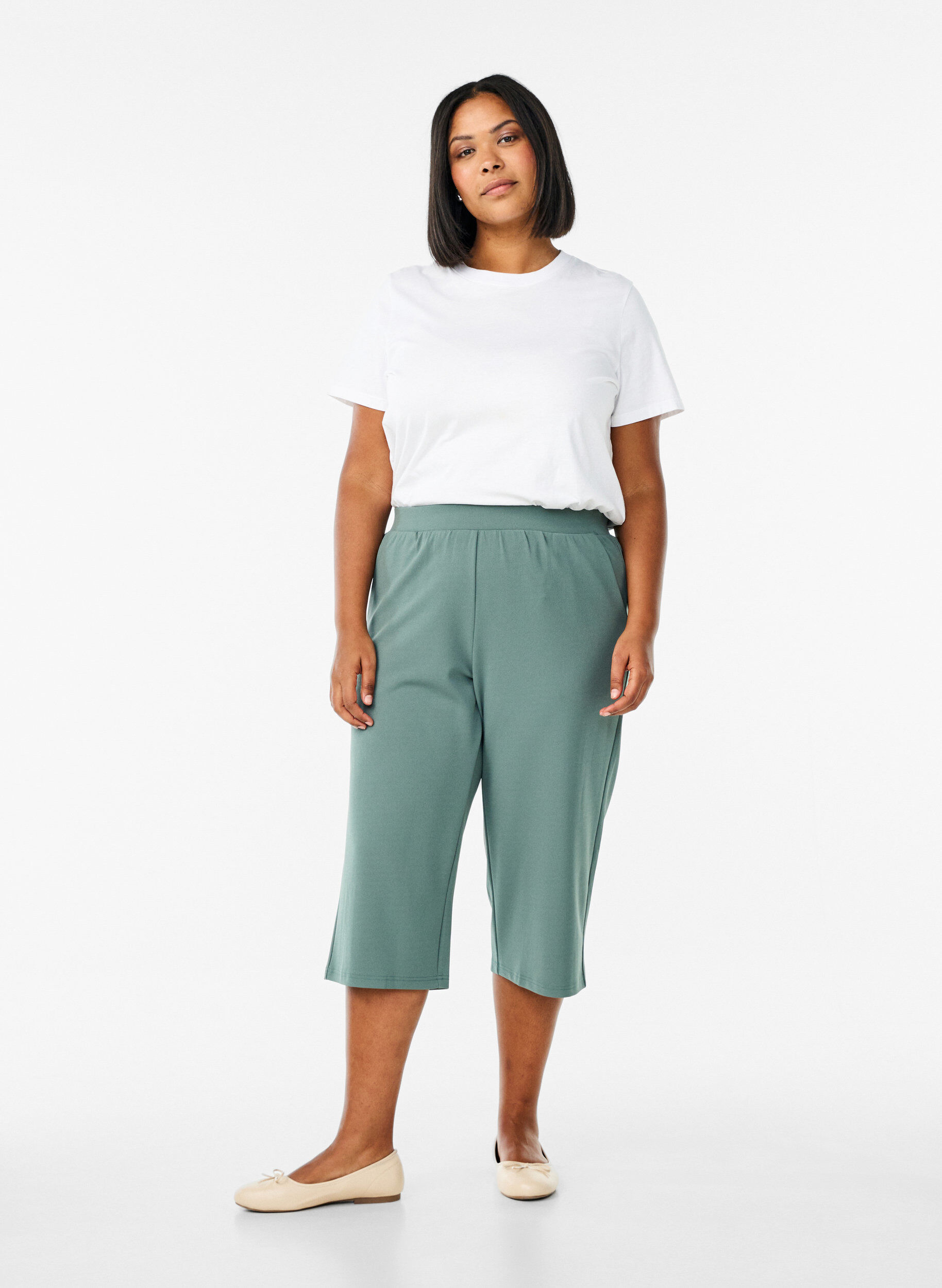 Hoog getailleerde kniebroek met losse pasvorm, Groen, Model