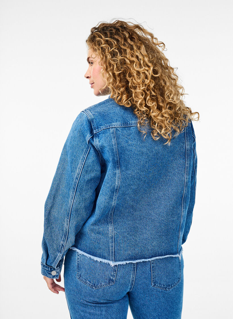 Denimjack met strasssteentjes en een rauwe zoom, Blue Denim, Model