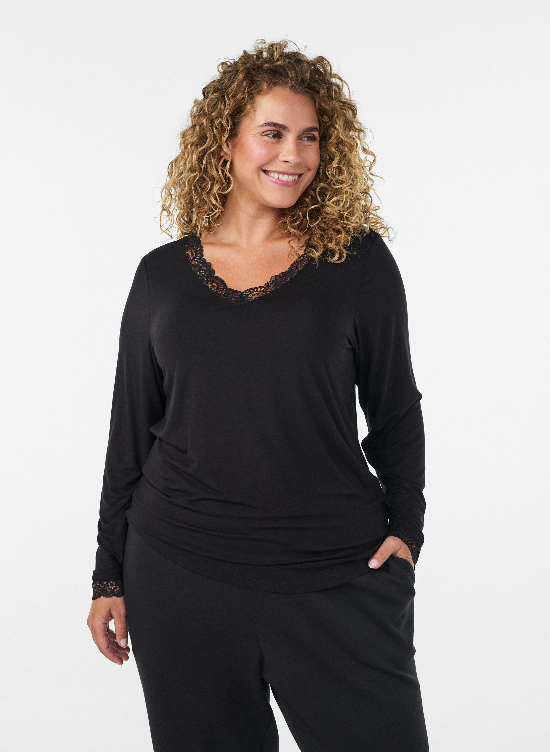Viscose blouse met kanten afwerking en V-hals, Zwart, Model
