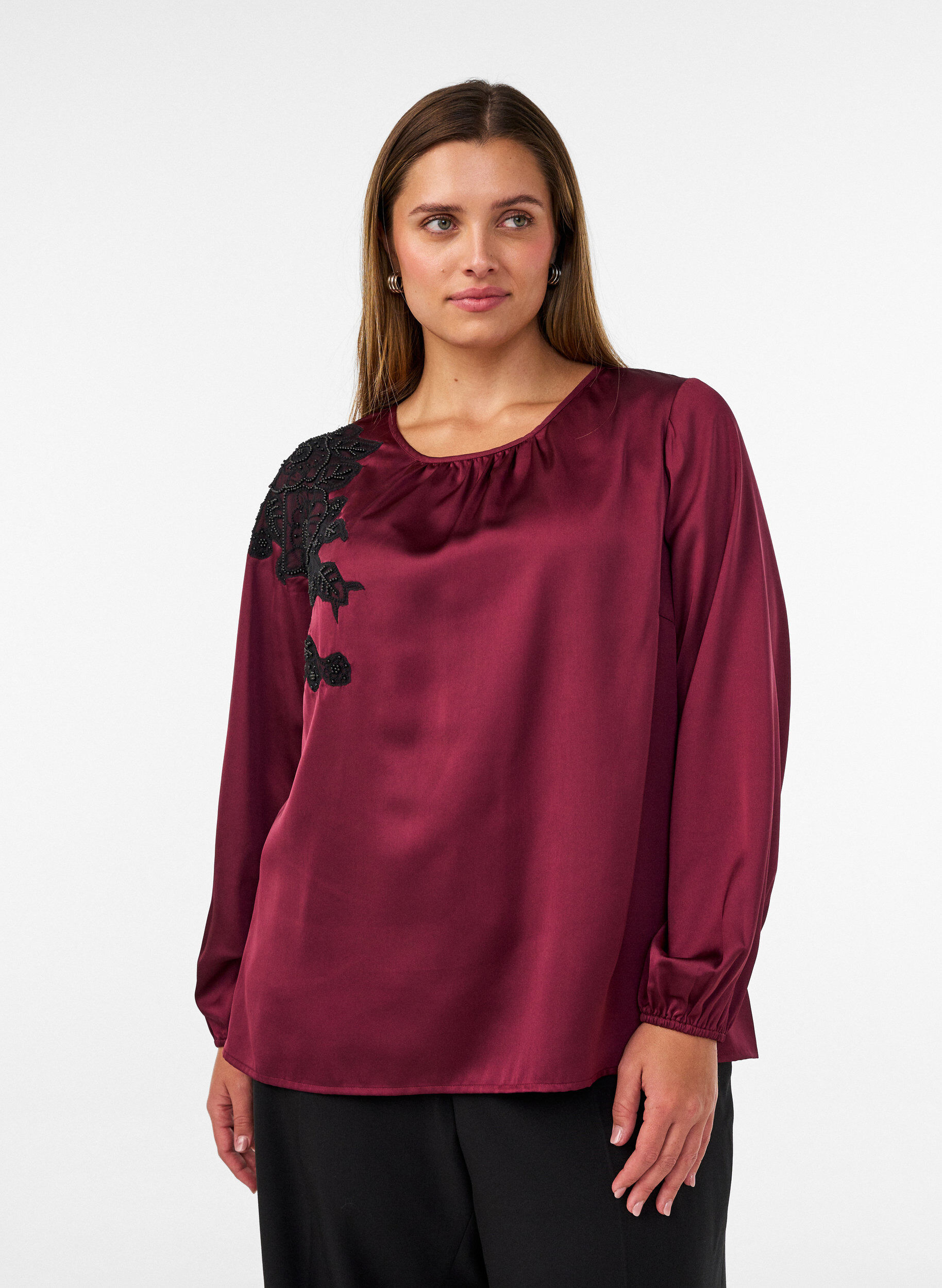 Satijnen blouse met kanten applicatie en parels, Rood, Model