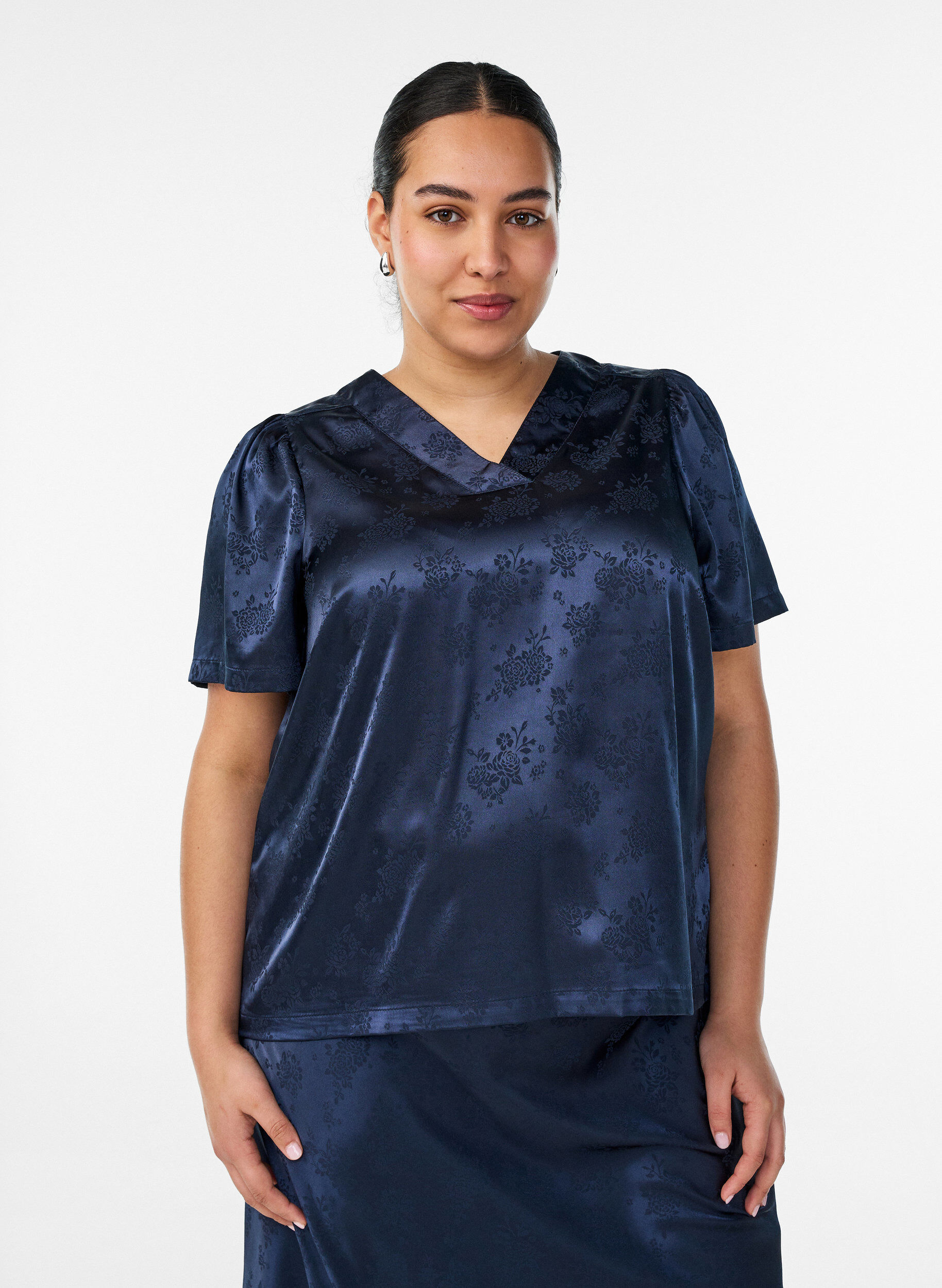 Satijnen blouse met bloemenprint en V-hals, Blauw, Model