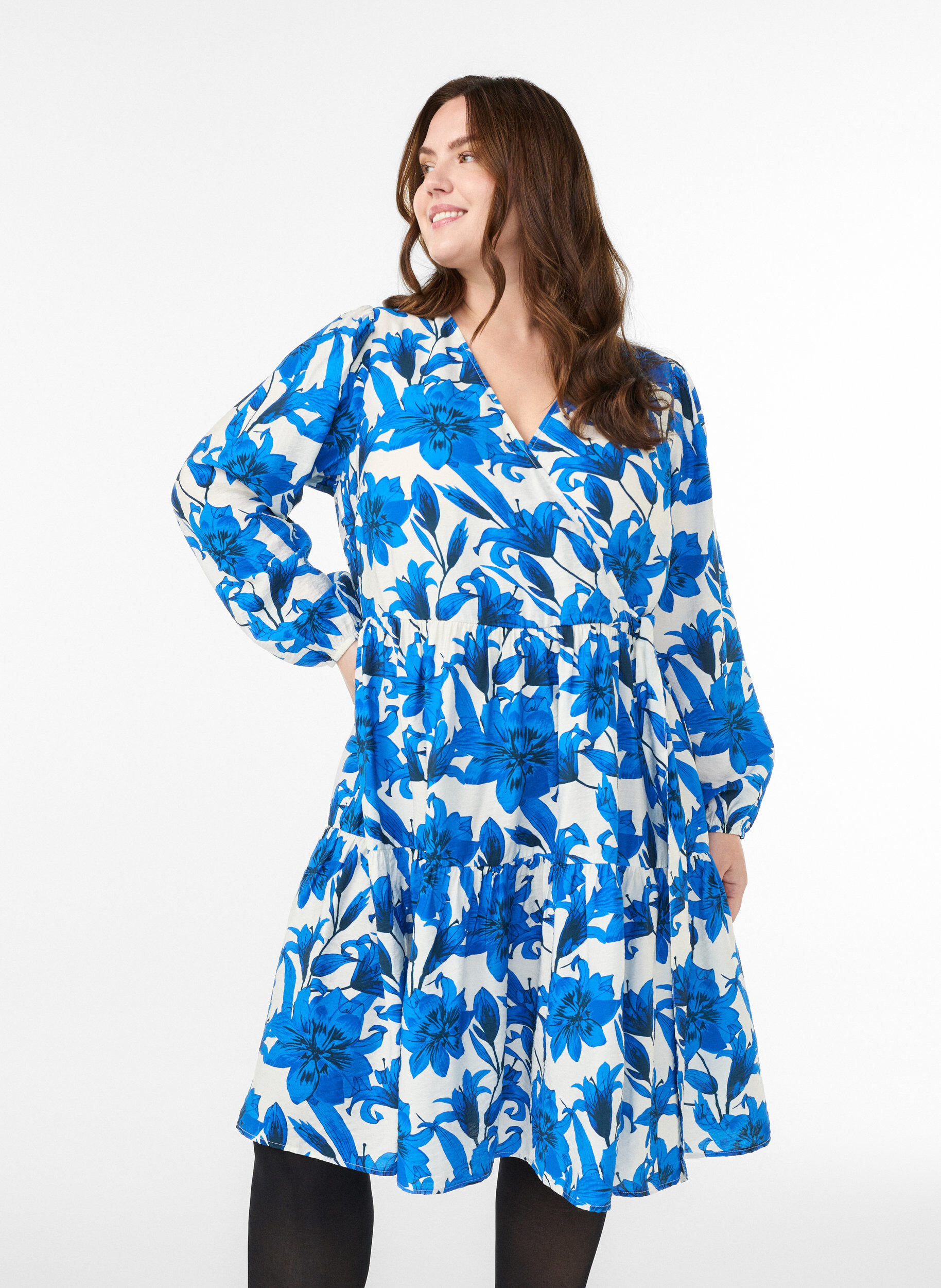 Bloemen wikkeljurk met strikceintuur, Vanille, Model