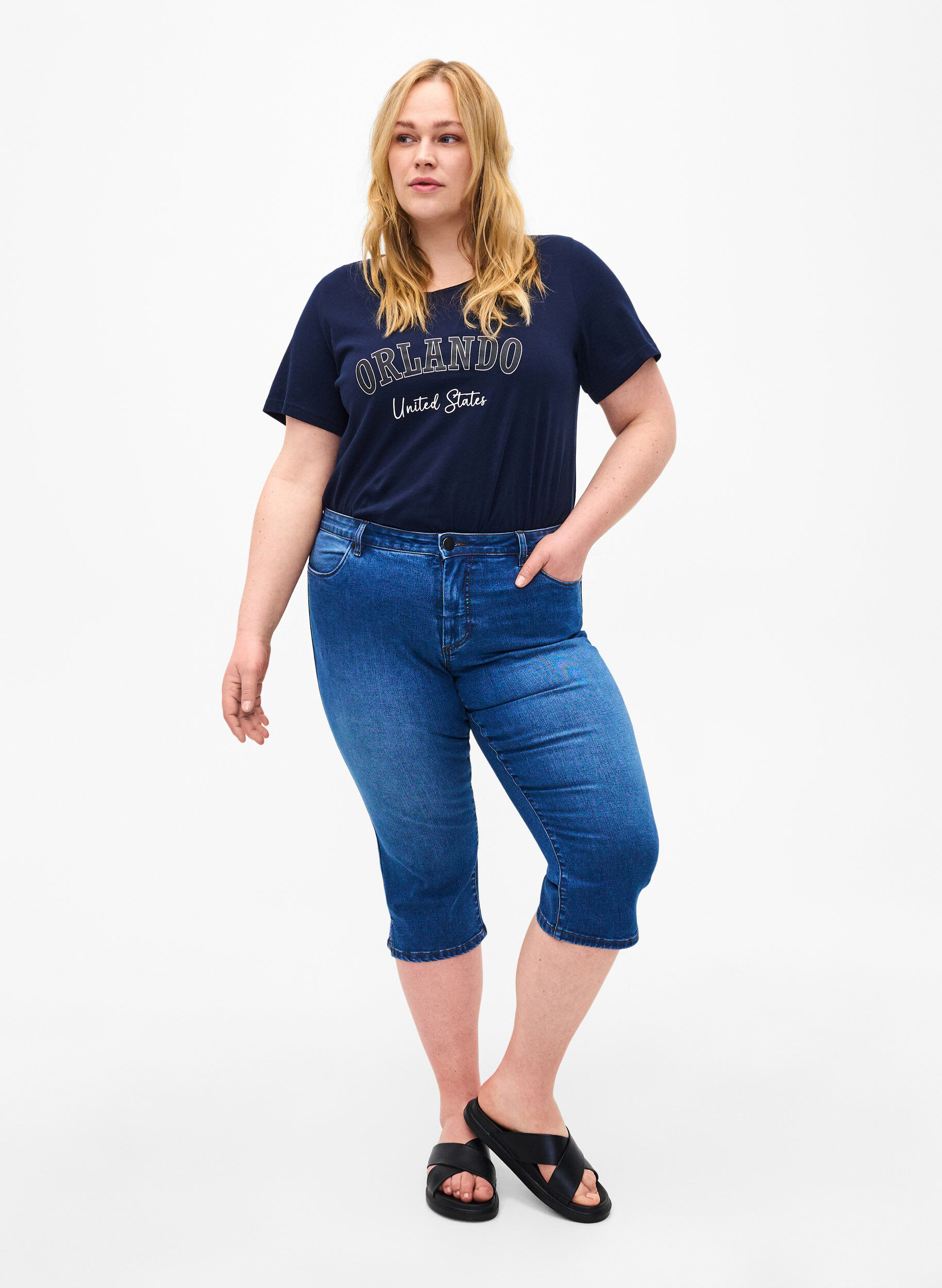 Pantacourt Emily coupe slim en denim, Blue Denim, Model