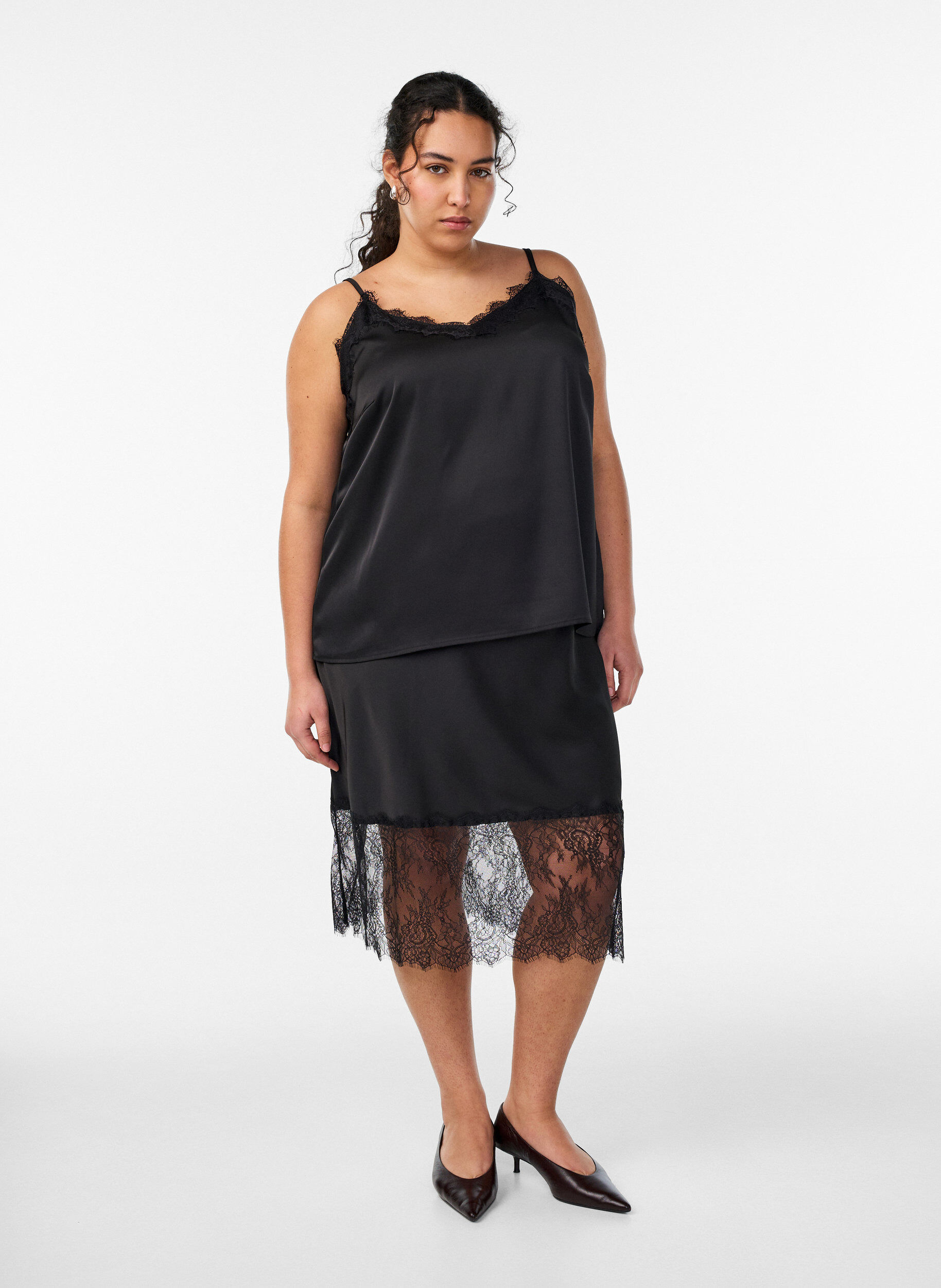Satijnlook rok met kanten rand, Zwart, Model