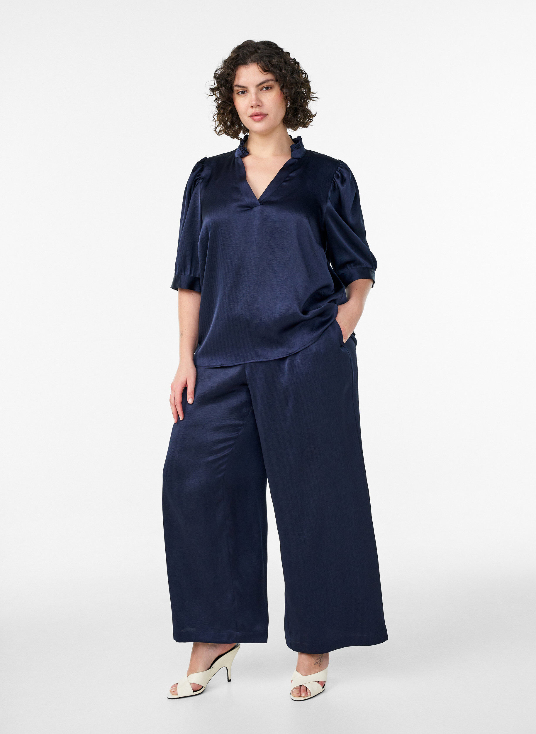 Broek in satijnlook met wijde, rechte pijpen, Blauw, Model